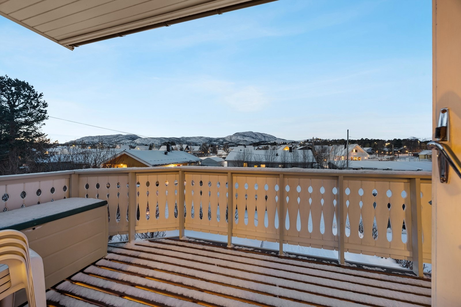 Flott utsyn mot nærområdet og omkringliggende fjell. Galleribilde