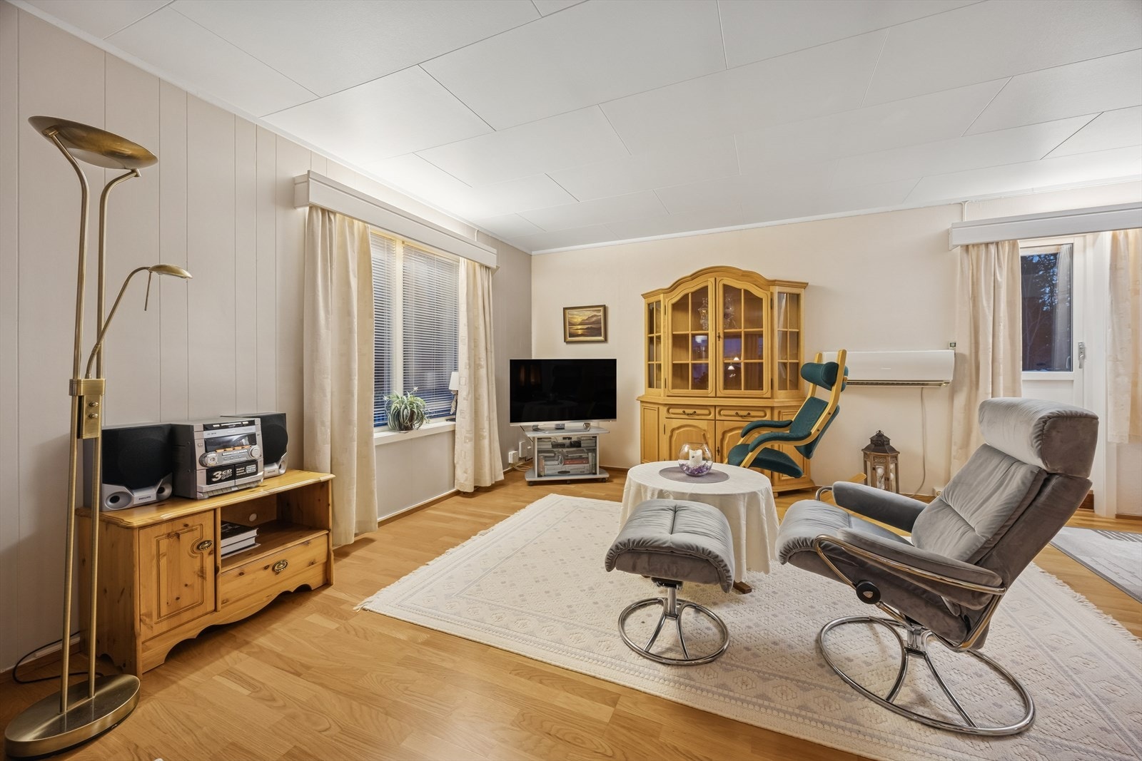 Stuen er romslig og gir god plass til både sofagruppe og spisegruppe. Galleribilde