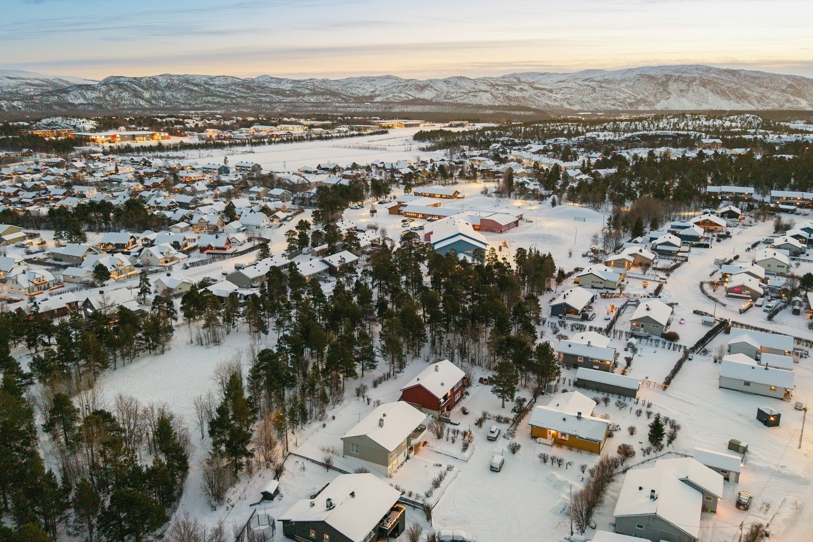 Eiendommen grenser til friområde og ligger også nær opparbeidede lysløyper, som er perfekte for turgåing, løping, ski og sykling. Galleribilde