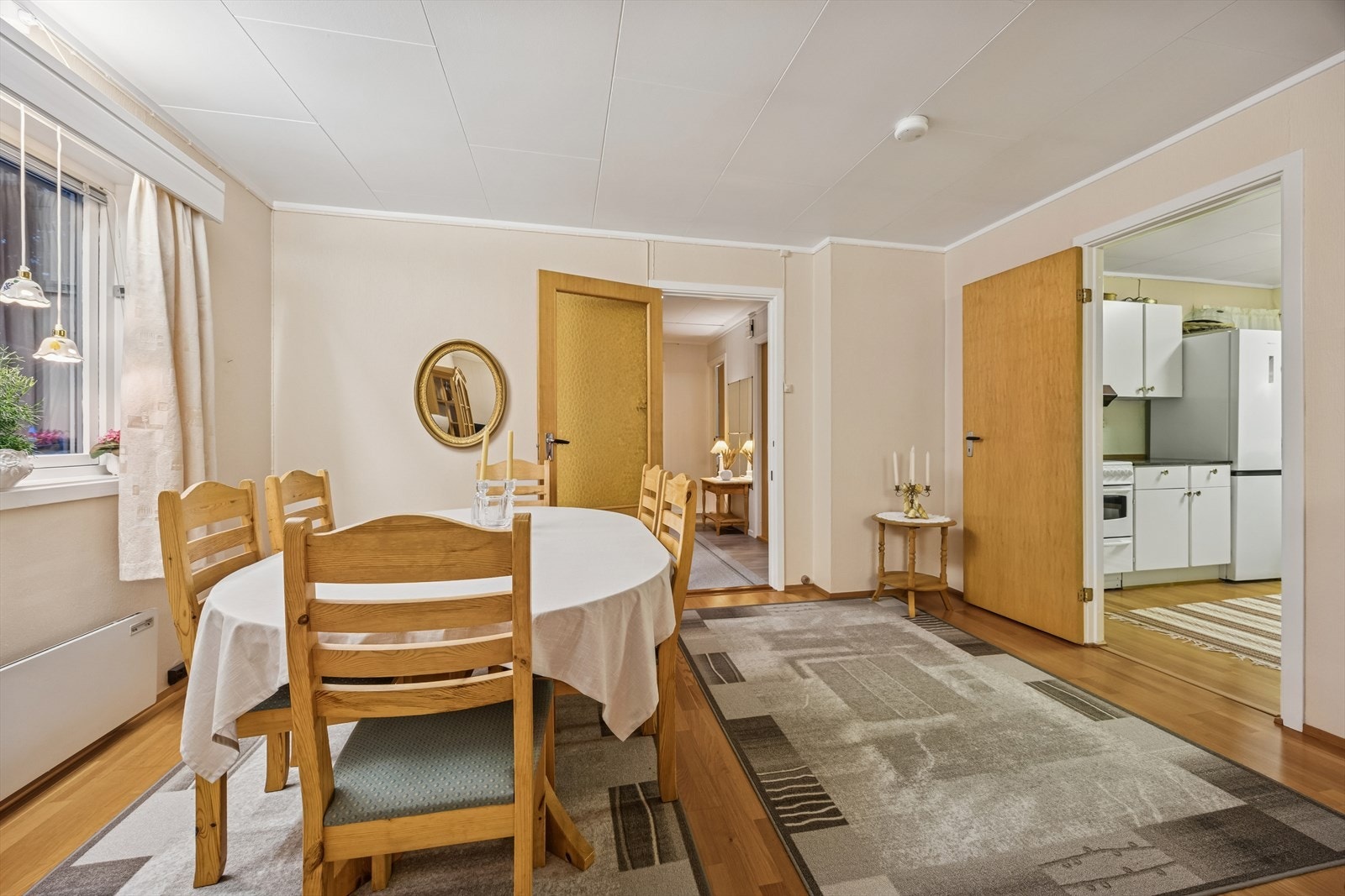 Kjøkkenet ligger i eget rom like ved spisestuen. Galleribilde