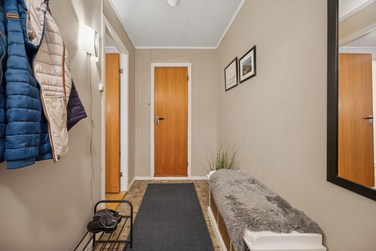 I underetasjen er det utleiedel på ca. xxxx kvm med egen inngang. Galleribilde