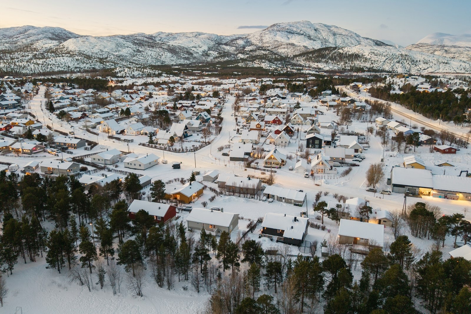 En kjøretur på noen minutter ligger AMFI Alta med et stort utvalg av butikker og spisesteder. Alta sentrum ligger ca. 3,5 km unna med det meste av sentrumsfasiliteter. Galleribilde