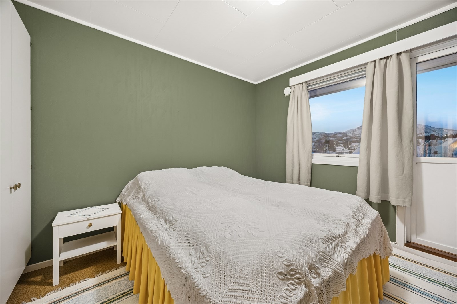 Boligen har fire soverom, tre av soverommene ligger i andre etasje, mens det siste ligger i underetasjen og er en del av leiligheten. Galleribilde