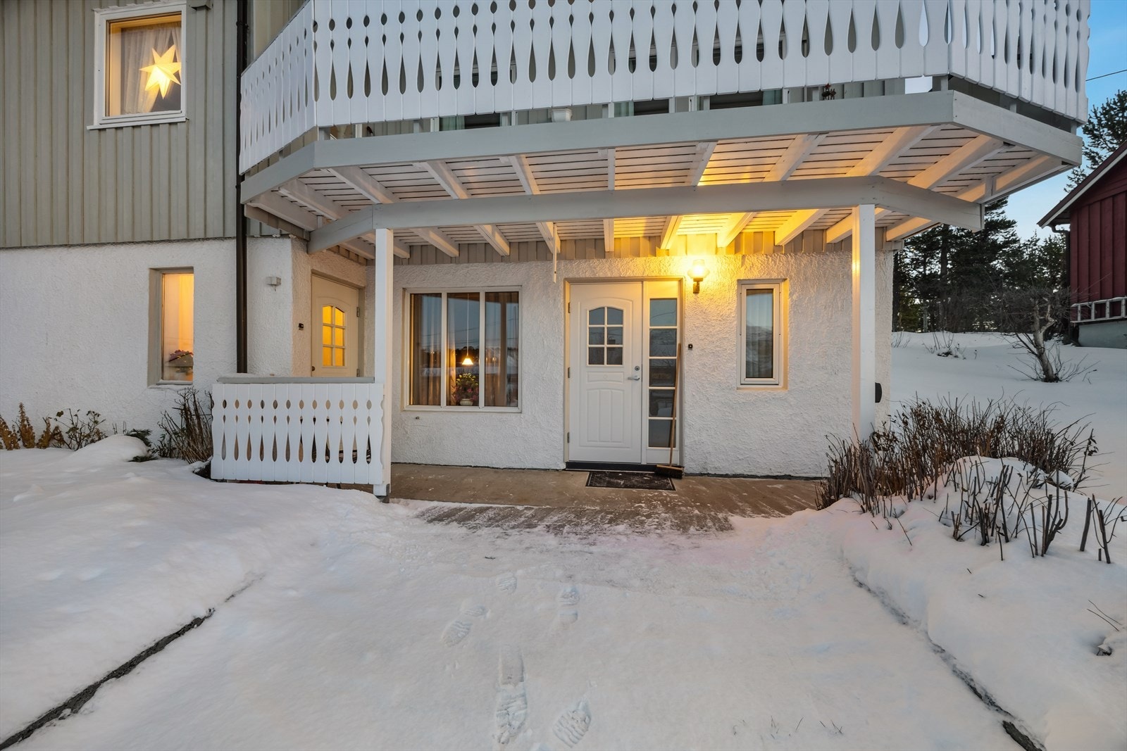 Hovedinngang og inngang til leiligheten til venstre. Galleribilde