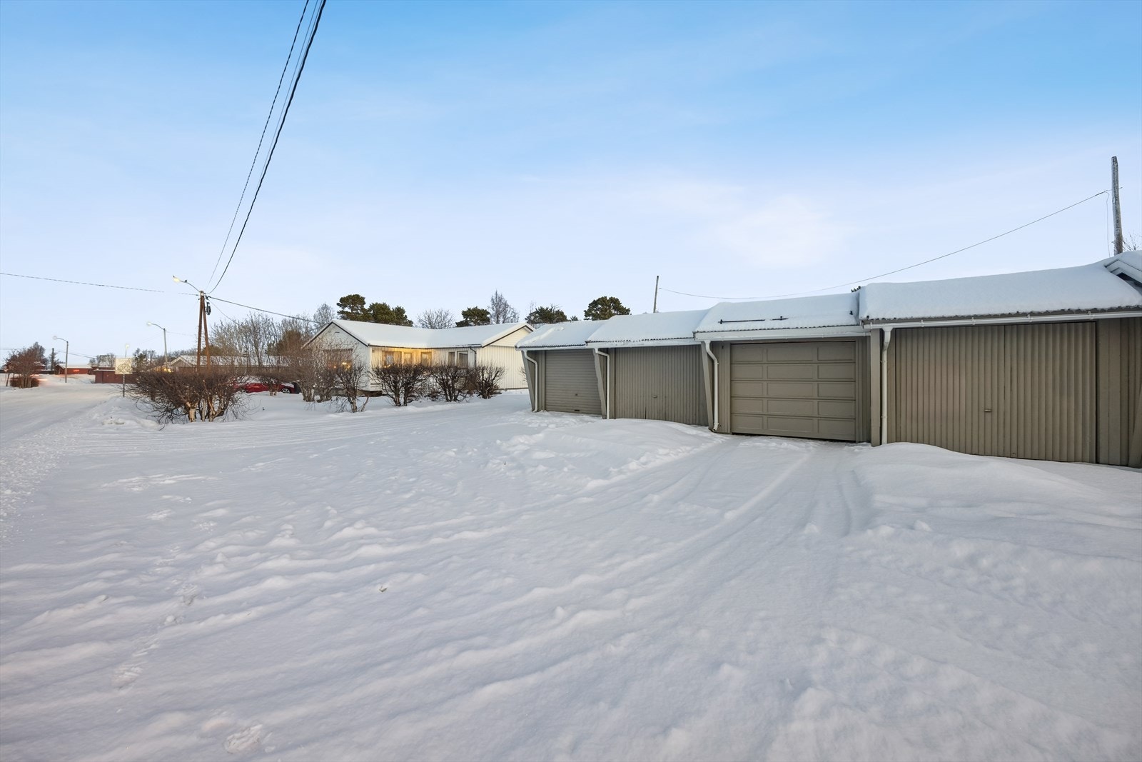 Eiendommen disponerer en garasjeplass i felles rekke, nummer to fra høyre. Elektrisk port. Galleribilde