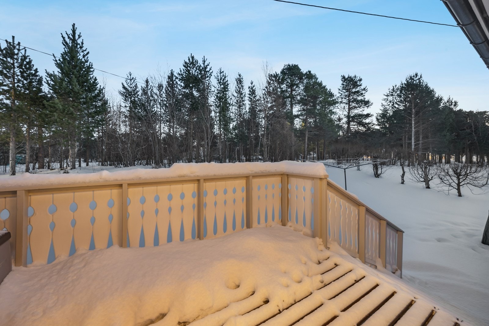 Eiendommen grenser til friområde og har en flott hage som strekker seg rundt hele huset. Galleribilde