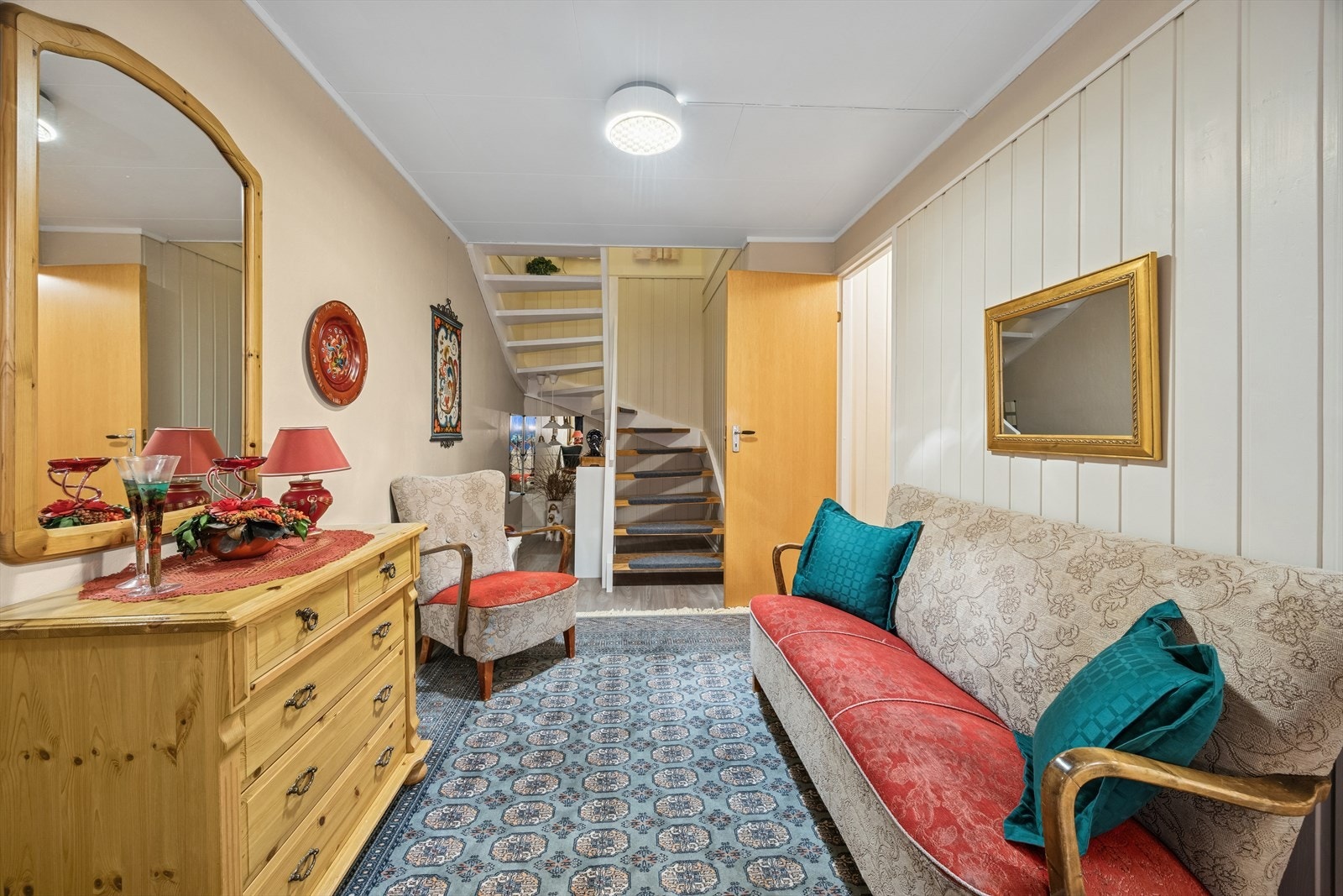 Inn døren til høyre er det vaskerom og gode bodarealer med lagringsplass. Galleribilde