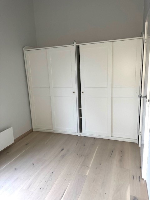 Stort soverom med garderobeskap. Galleribilde