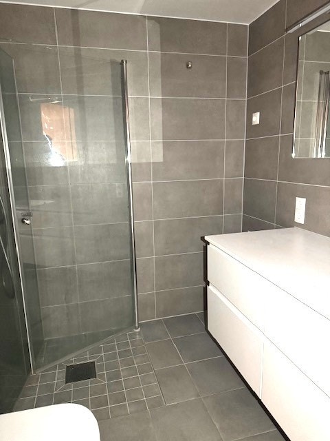 Bad med dusjhjørne og opplegg for vaskemaskin. Galleribilde