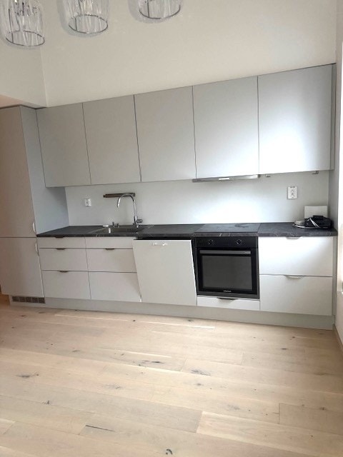 Kjøkken med hvitevarer og god benkplass. Galleribilde