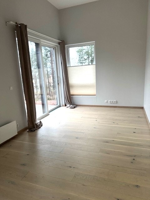 Stue med utgang til stor markterrasse. Galleribilde