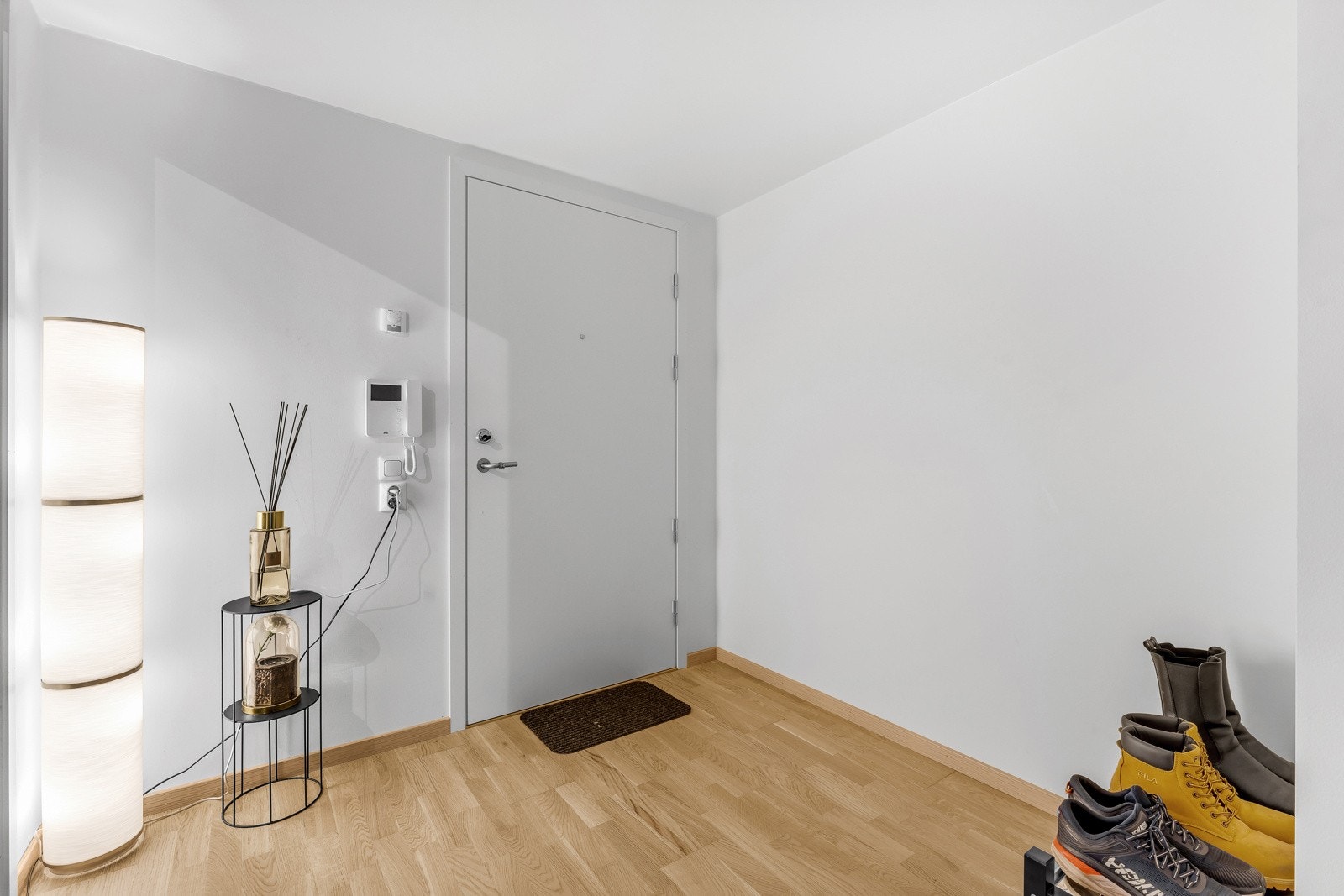 Montert porttelefon og sikringsskap med automatsikringer på vegg. Galleribilde