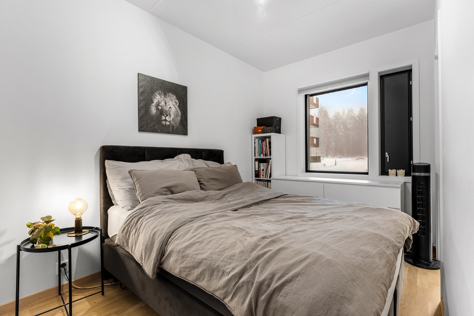 Samme gode standard fra 2021 som resten av leiligheten med parkett på gulv, glatte lysmalte overflater og skjult elektrisk anlegg. Galleribilde