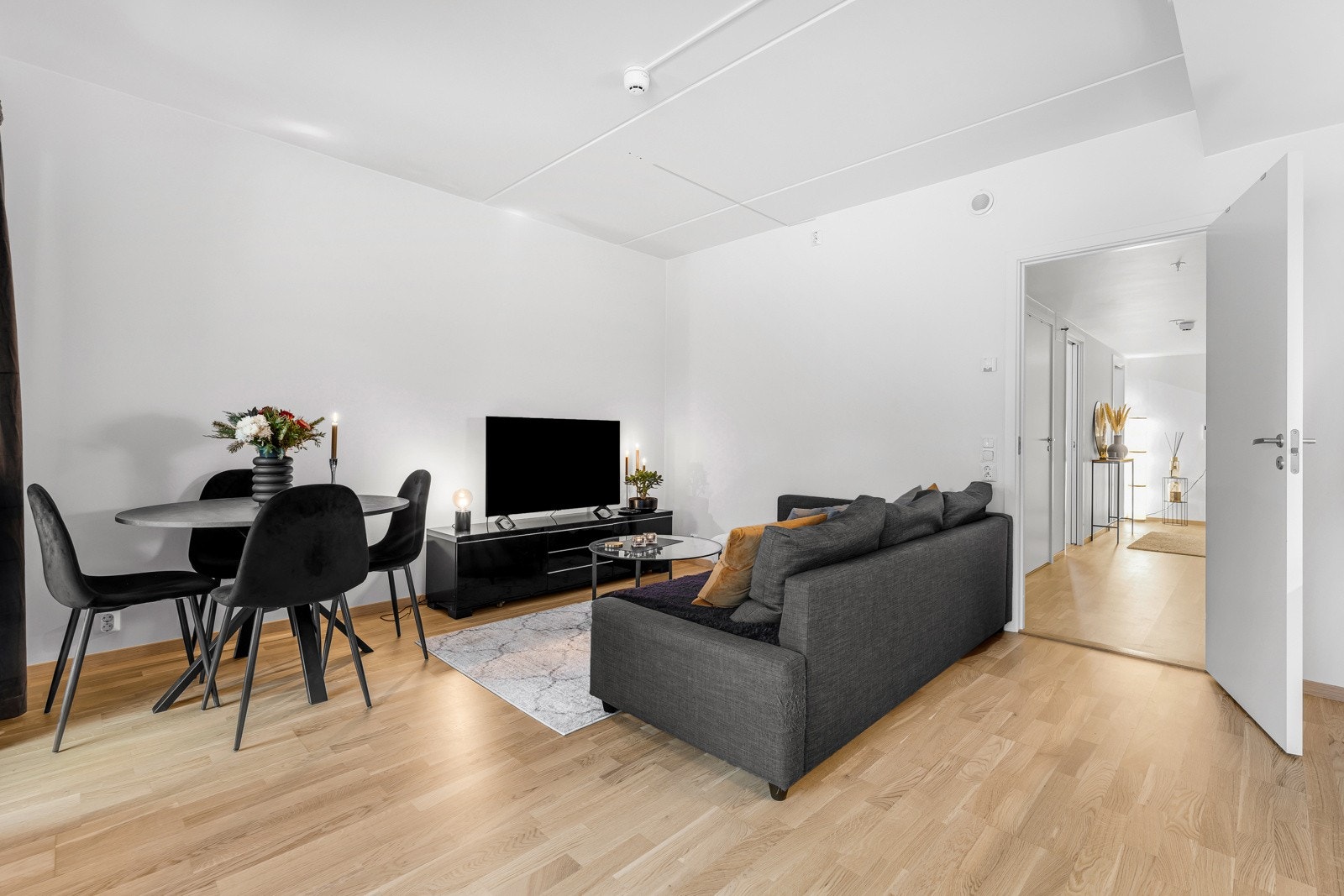 Lysinnslippet sammen med den gode takhøyden på ca. 2,64 meter bidrar til en god og luftig romfølelse. Galleribilde