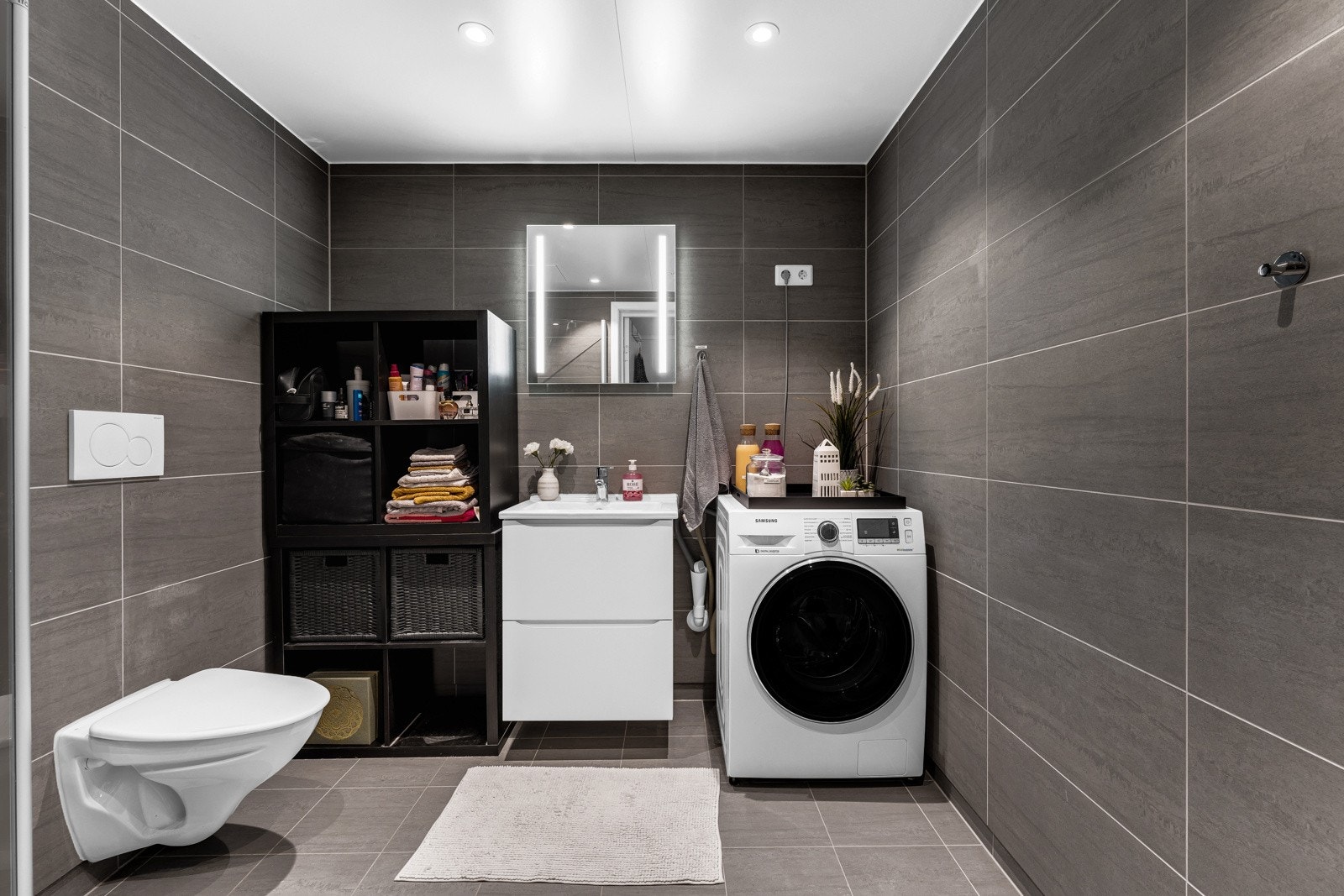 Leiligheten har et moderne flislagt baderom fra byggeåret 2021. Baderommet har flotte fliser på gulv og vegger, deilig gulvvarme, downlights i himlingen og avtrekk via balansert ventilasjon. Galleribilde