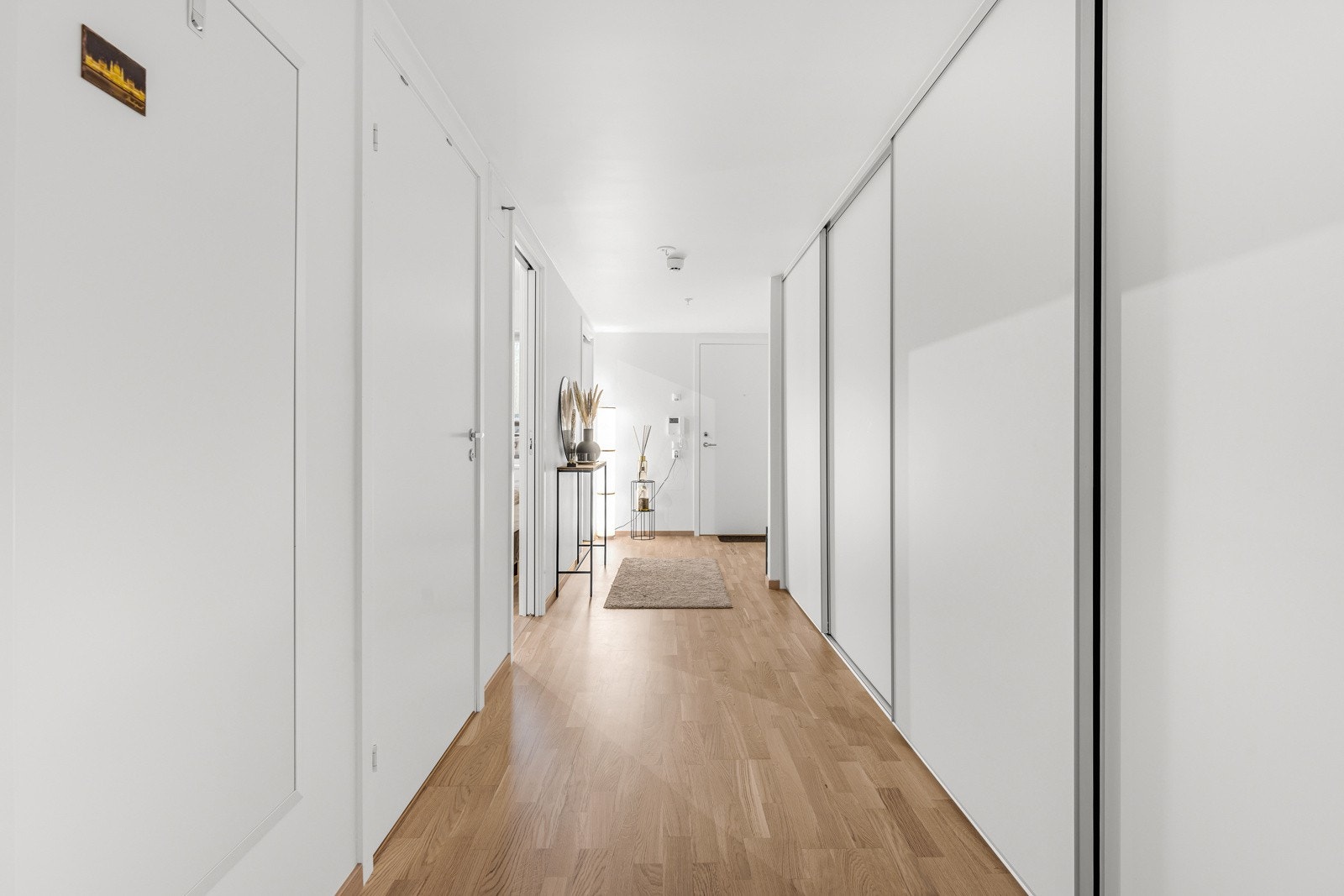 God og moderne standard med parkett på gulv, vannbåren gulvvarme, glatte lysmalte overflater og skjult elektrisk anlegg. Galleribilde