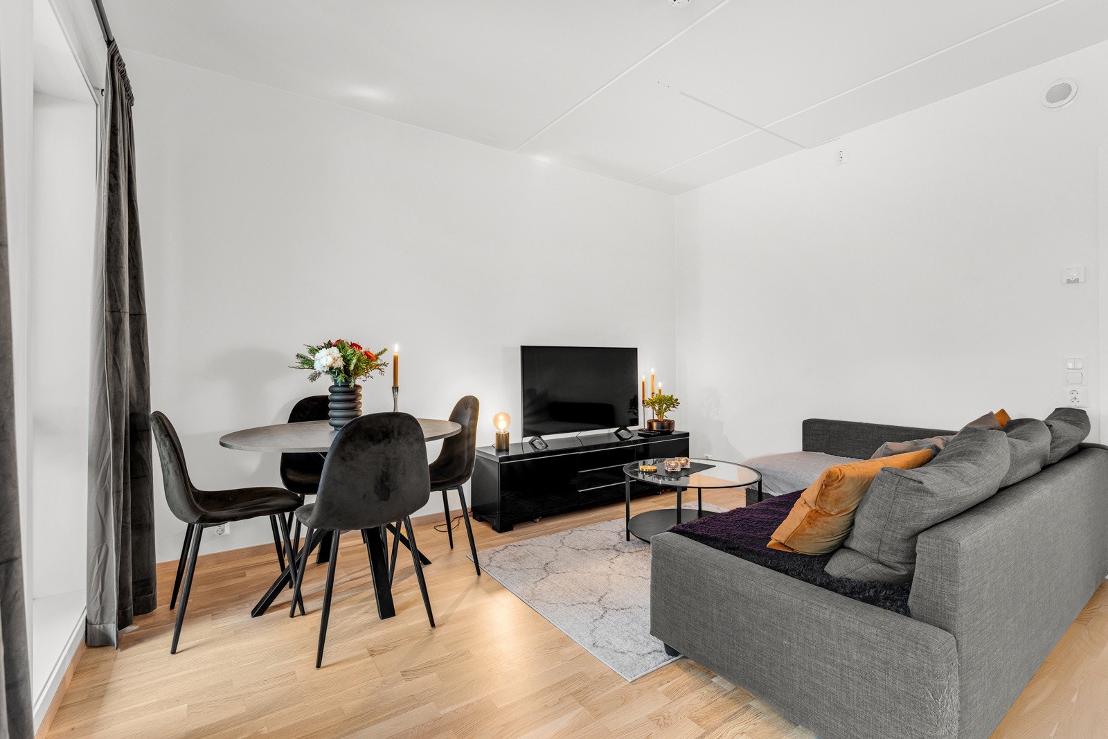 God standard fra 2021 med parkett på gulv, vannbåren gulvvarme, glatte lysmalte overflater og skjult elektrisk anlegg. Galleribilde