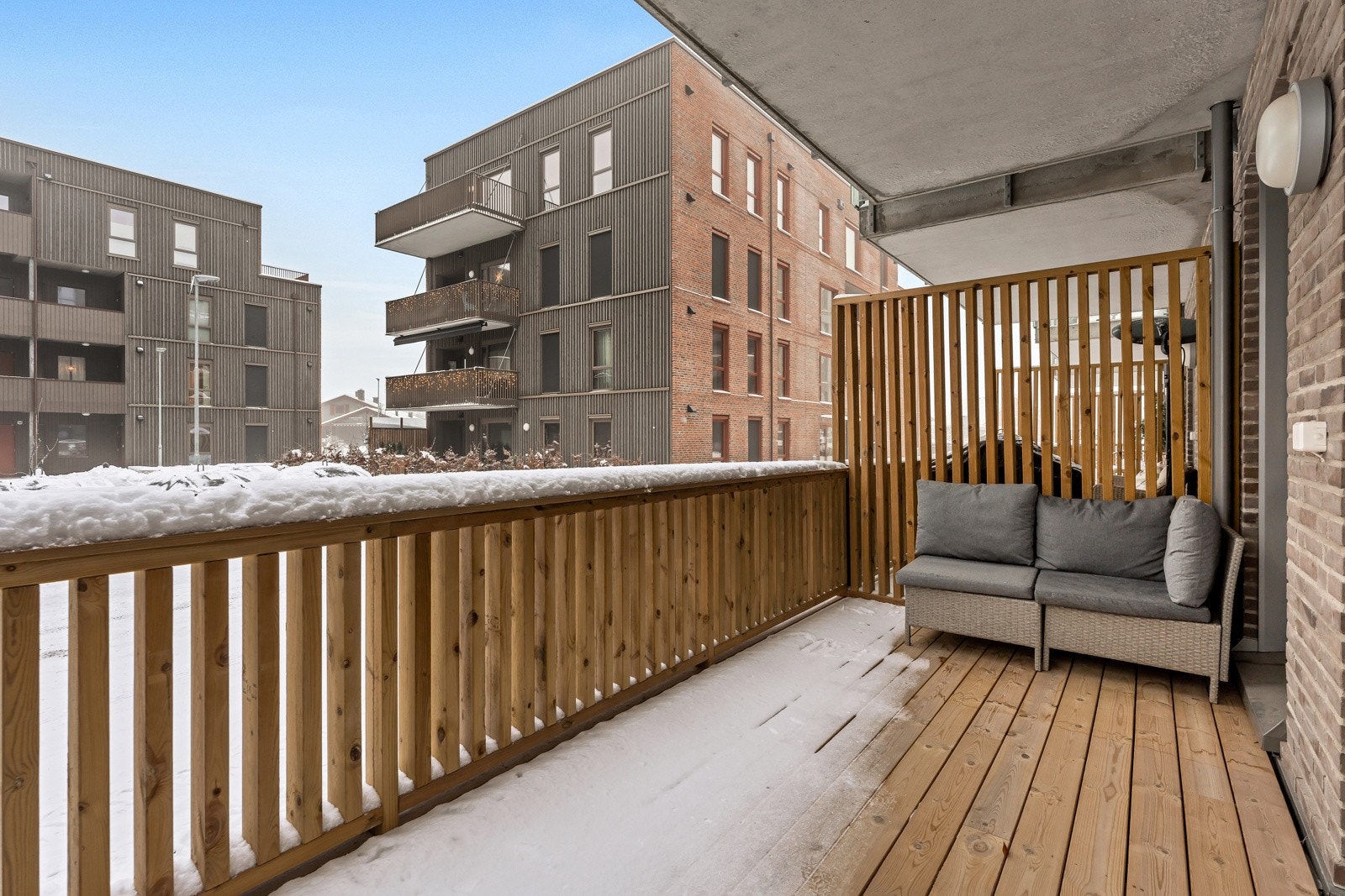 Den gode størrelsen gir plass til sittegrupper og annet ønskelig utemøblement. Det er også montert utebelysning og utvendig stikkontakt. Galleribilde