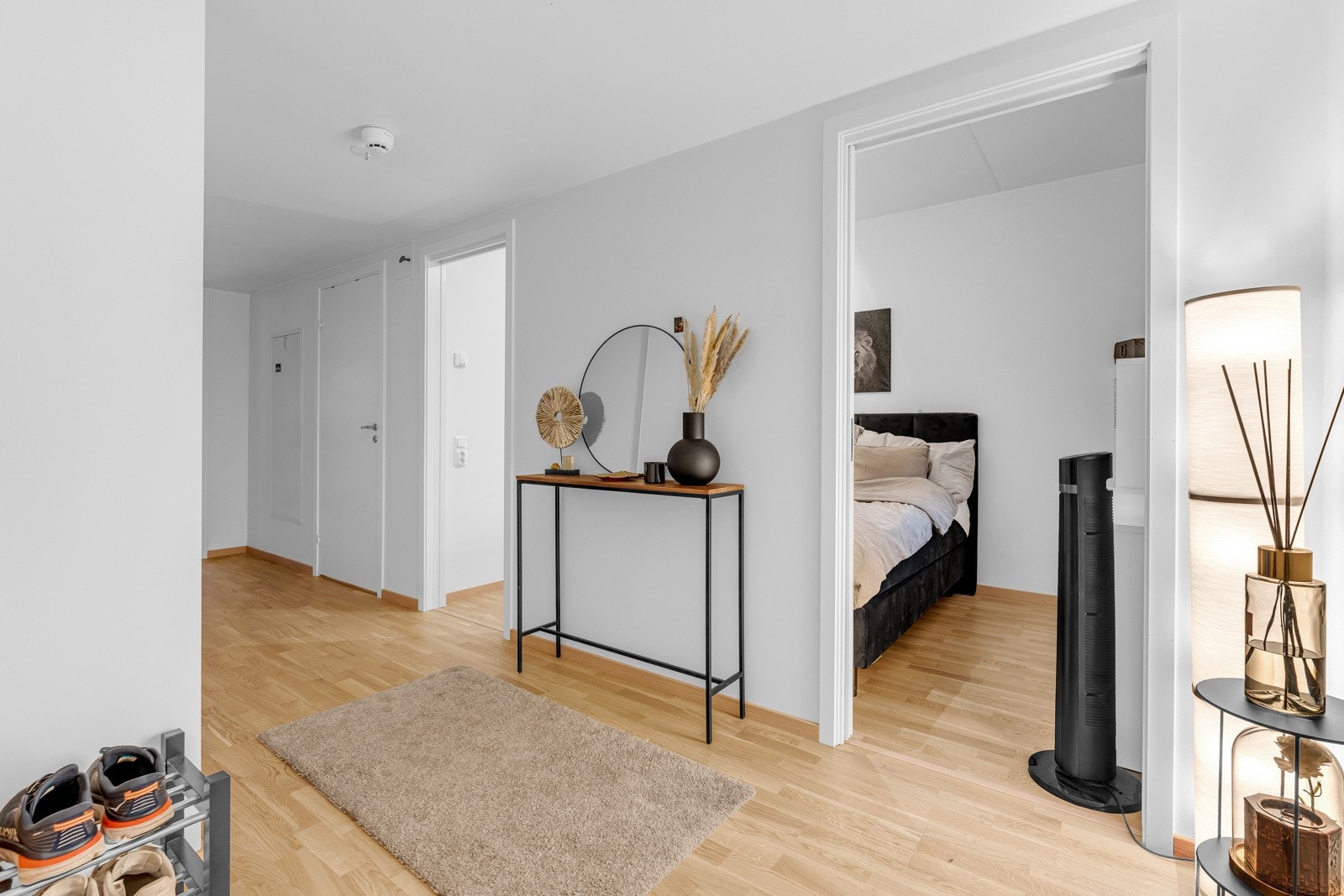 Du ønskes velkommen inn i en stor, lys og praktisk entré. Galleribilde