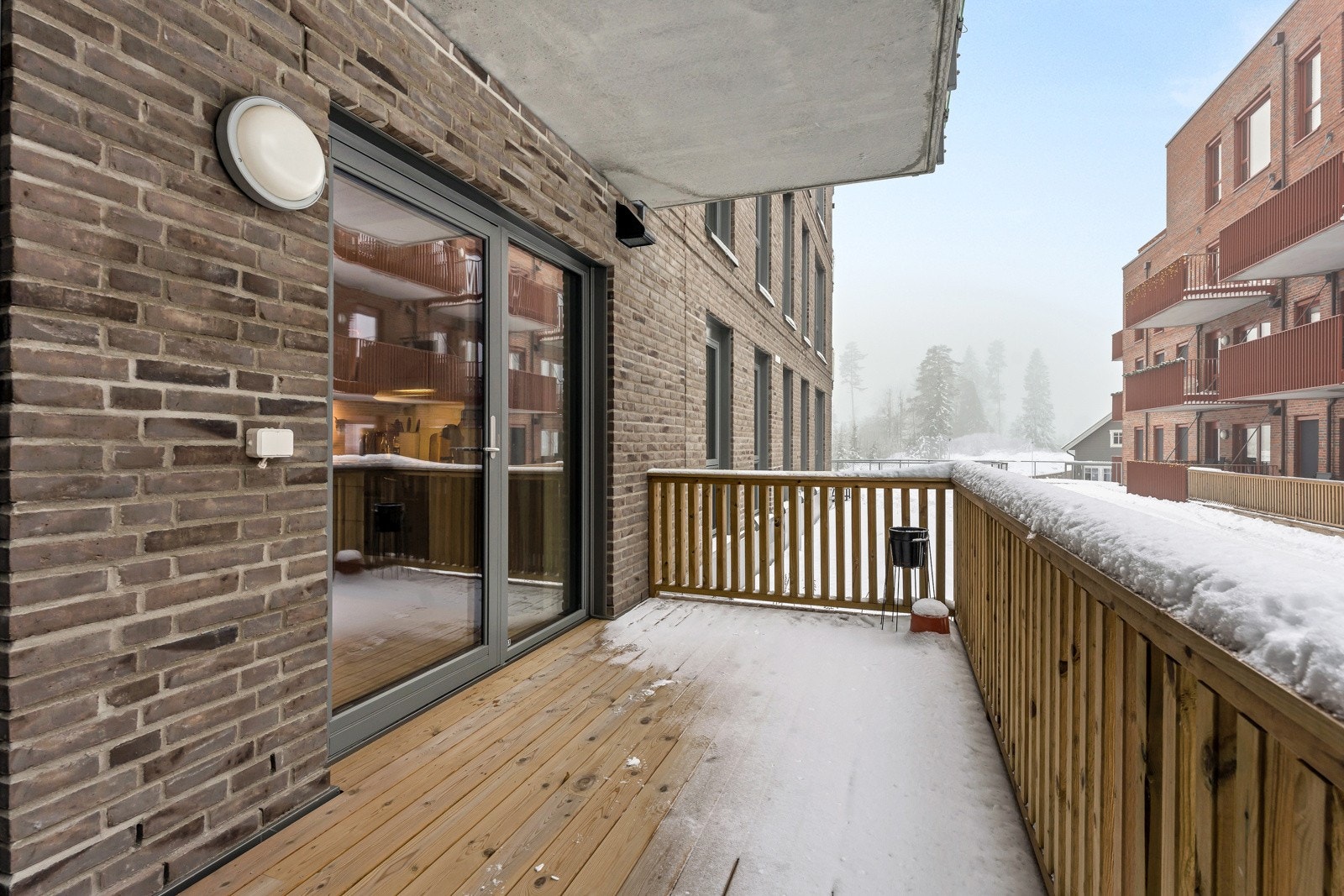 Fra stuen har du utgang til en stor og flott terrasse på ca. 9m². Terrassen er overbygget, har terrassebord på gulv og rekkverk av tre med stående spiler. Galleribilde