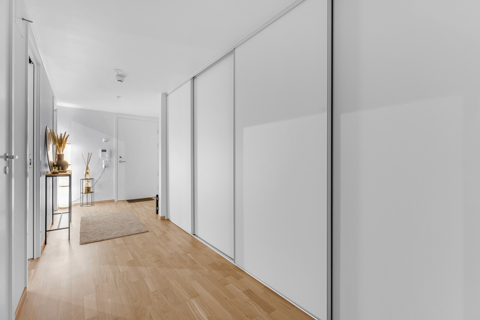 Leiligheten ligger i byggets 1. etasje, og har en gjennomgående planløsning. Galleribilde