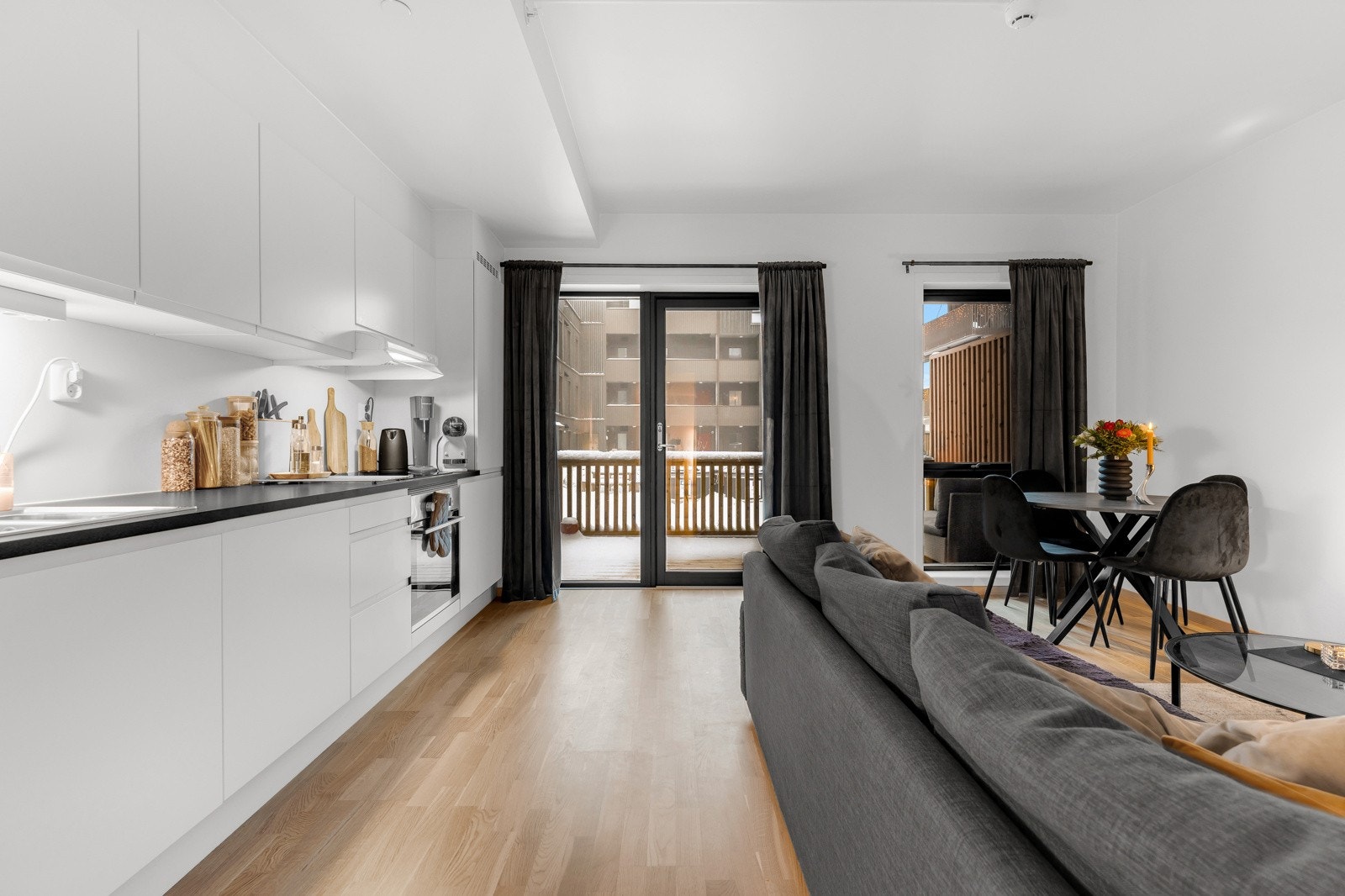 De store vindusflatene slipper inn godt med lys. Alle vinduene i leiligheten har 3-lags isolerglass og sorte karmer som gir et tidsriktig uttrykk. Galleribilde