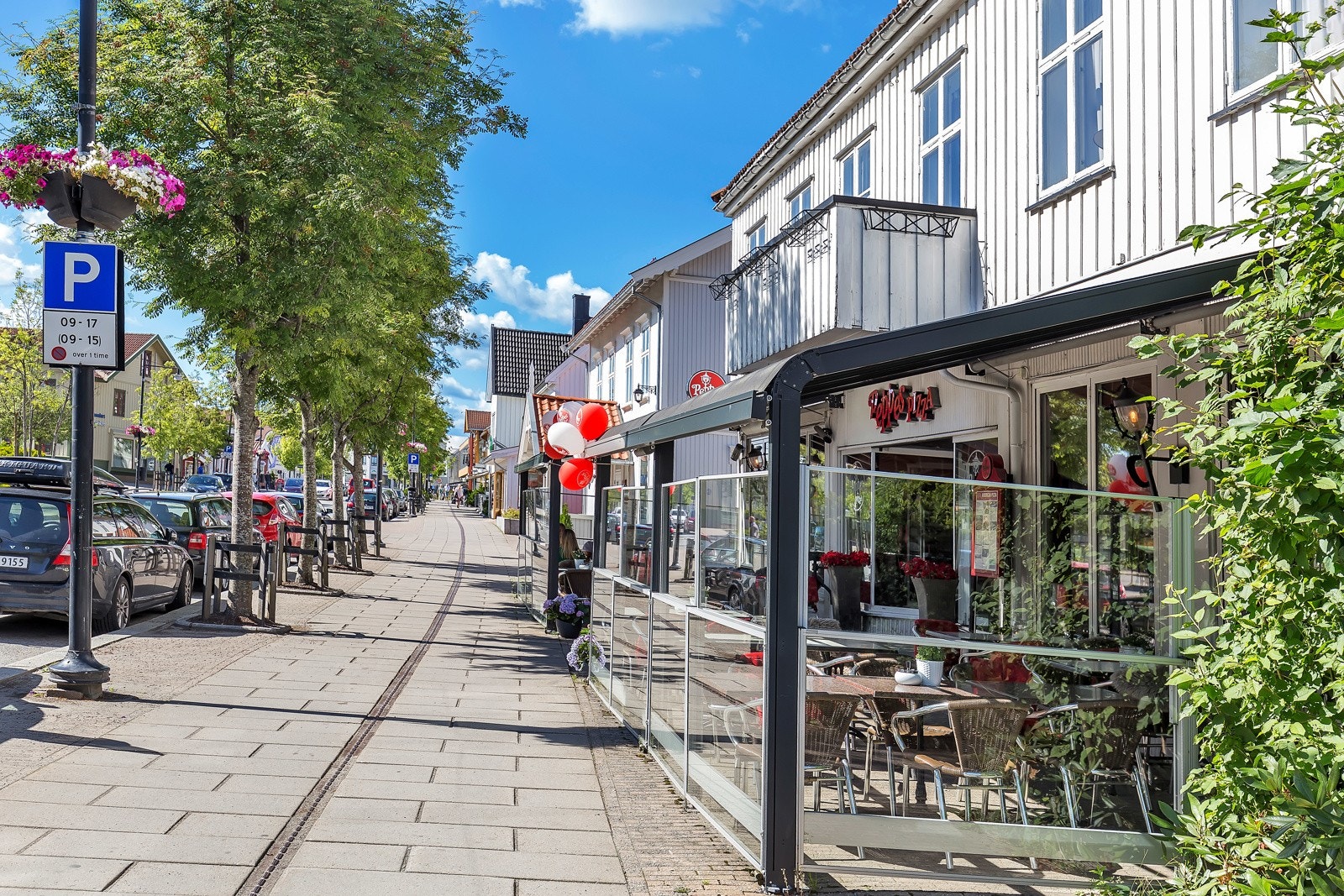 Jessheim By har et rikt og godt utvalg av ulike servicetilbud. Her er det mange ulike spisesteder, utesteder, kaféer, kulturhus med blant annet forestillinger og tre kinosaler og et godt utvalg av shopping- og handlemuligheter. Galleribilde