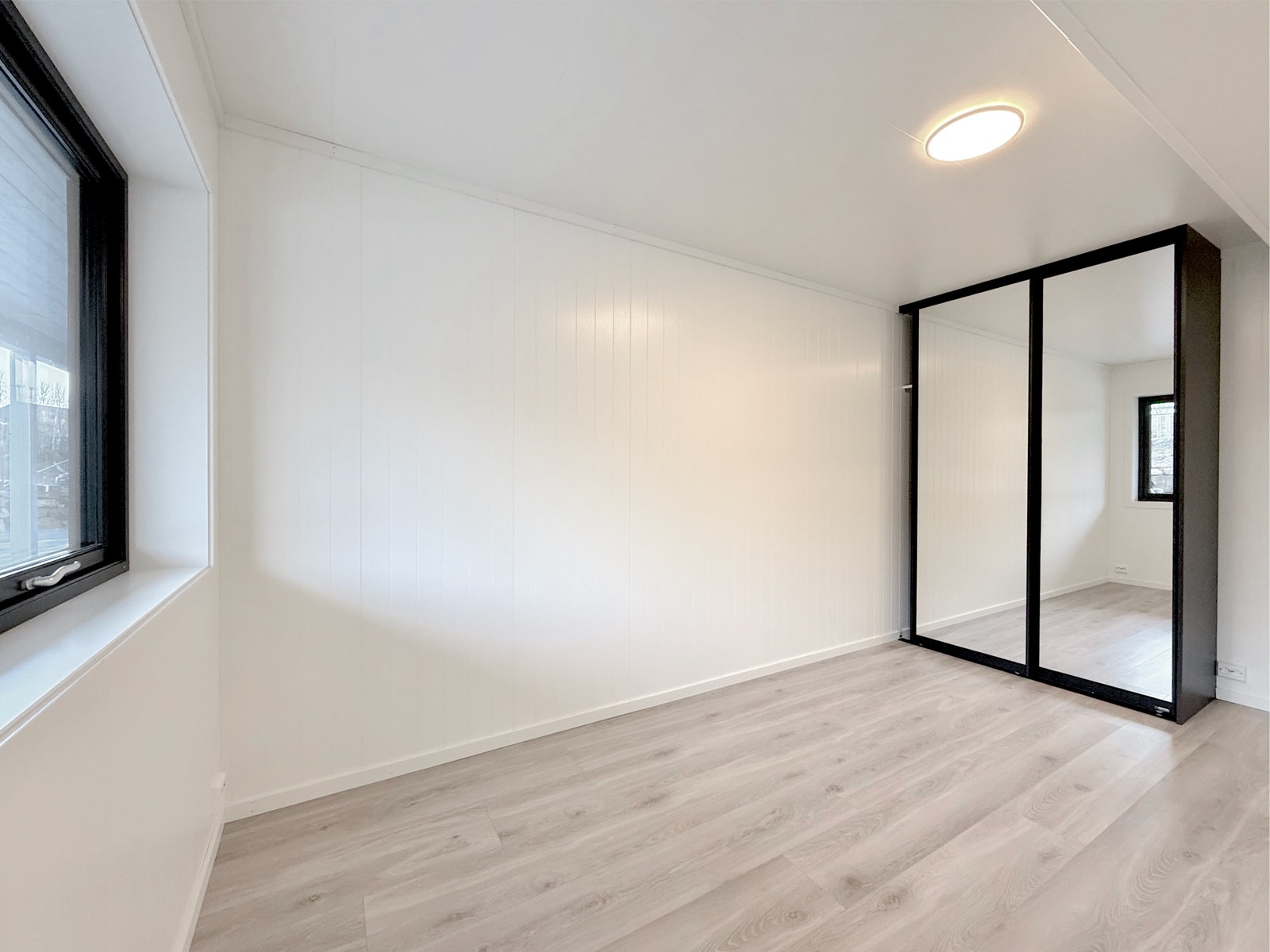 Soverom 2 med garderobeskap og vindu som slipper inn dagslys Galleribilde