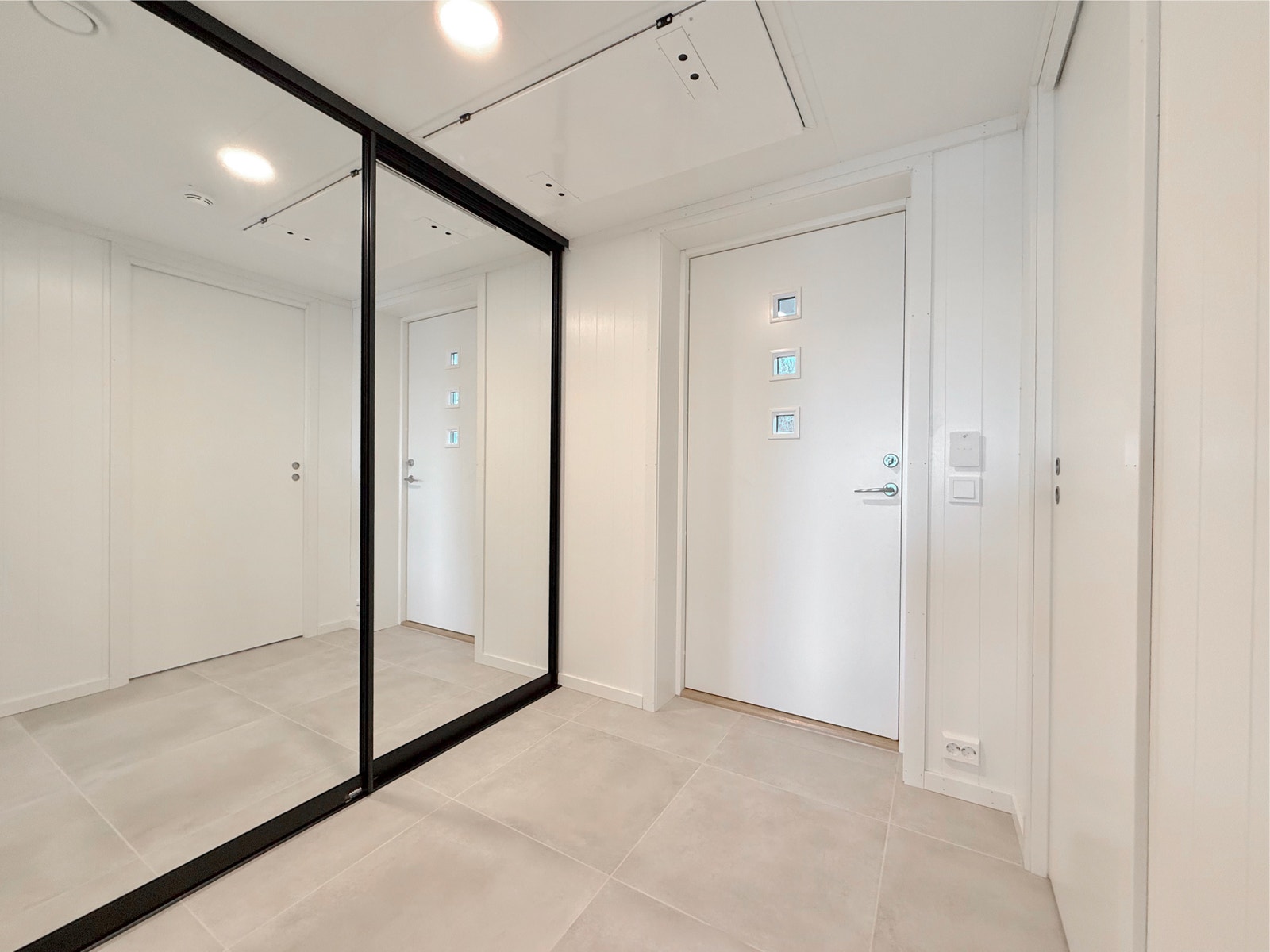 Gang med speilgarderobe og inngangsdør med glassfelt Galleribilde