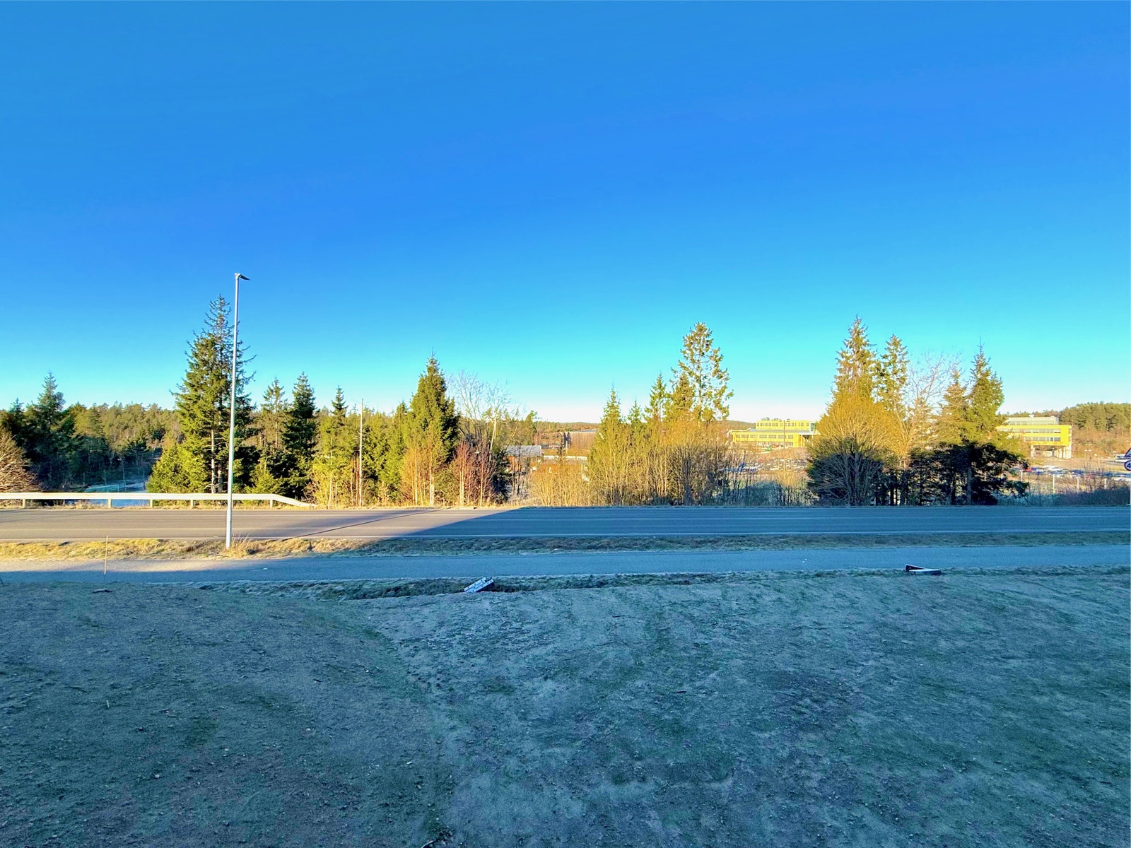 Nydelig utsikt mot nærområdet med grøntområde og veiforbindelse Galleribilde