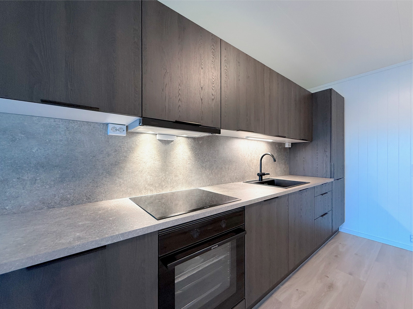 Kjøkken med integrerte hvitevarer og moderne fargevalg. Meget god benkeplass Galleribilde