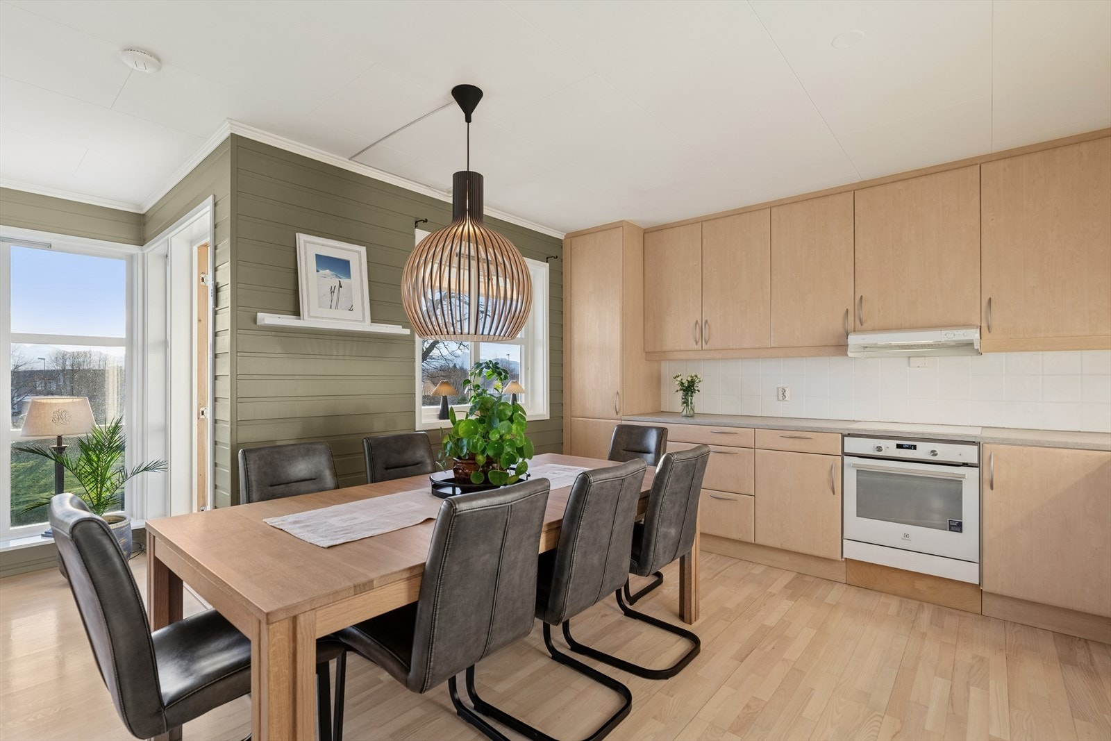 Av hvitevarer følger stekeovn, platetopp og oppvaskmaskin, samt et frittstående kjøl-/fryseskap. Galleribilde