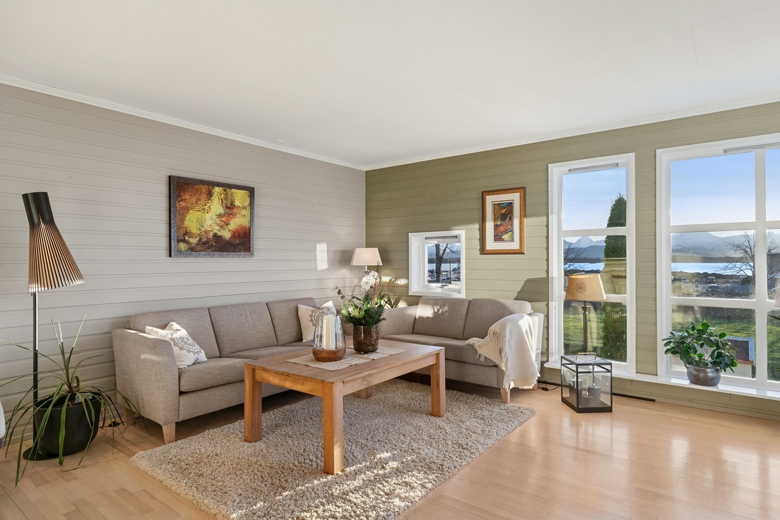 Her kan du nyte en åpen og luftig atmosfære, samtidig som utsikten skaper en harmonisk ramme rundt hverdagen. Galleribilde