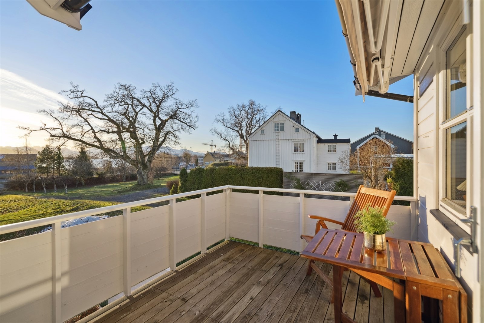 Den sørvendte uteplassen gir gode solforhold og god plass til utemøbler, perfekt for avslappende stunder eller hyggelige måltider utendørs. Her kan du nyte en nydelig utsikt over fjorden og de vakre omgivelsene. Galleribilde