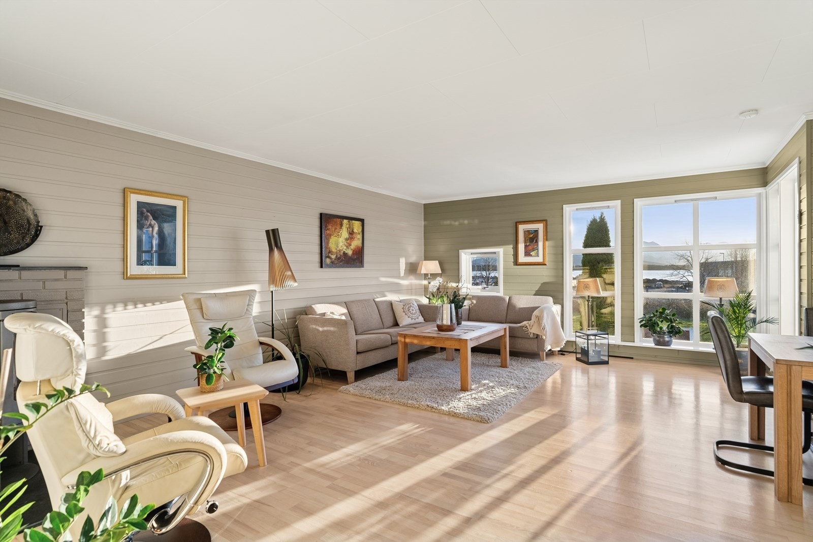 Store vindusflater slipper inn rikelig med dagslys og gir et fantastisk utsyn mot frodige grøntområder og den vakre fjorden. Galleribilde