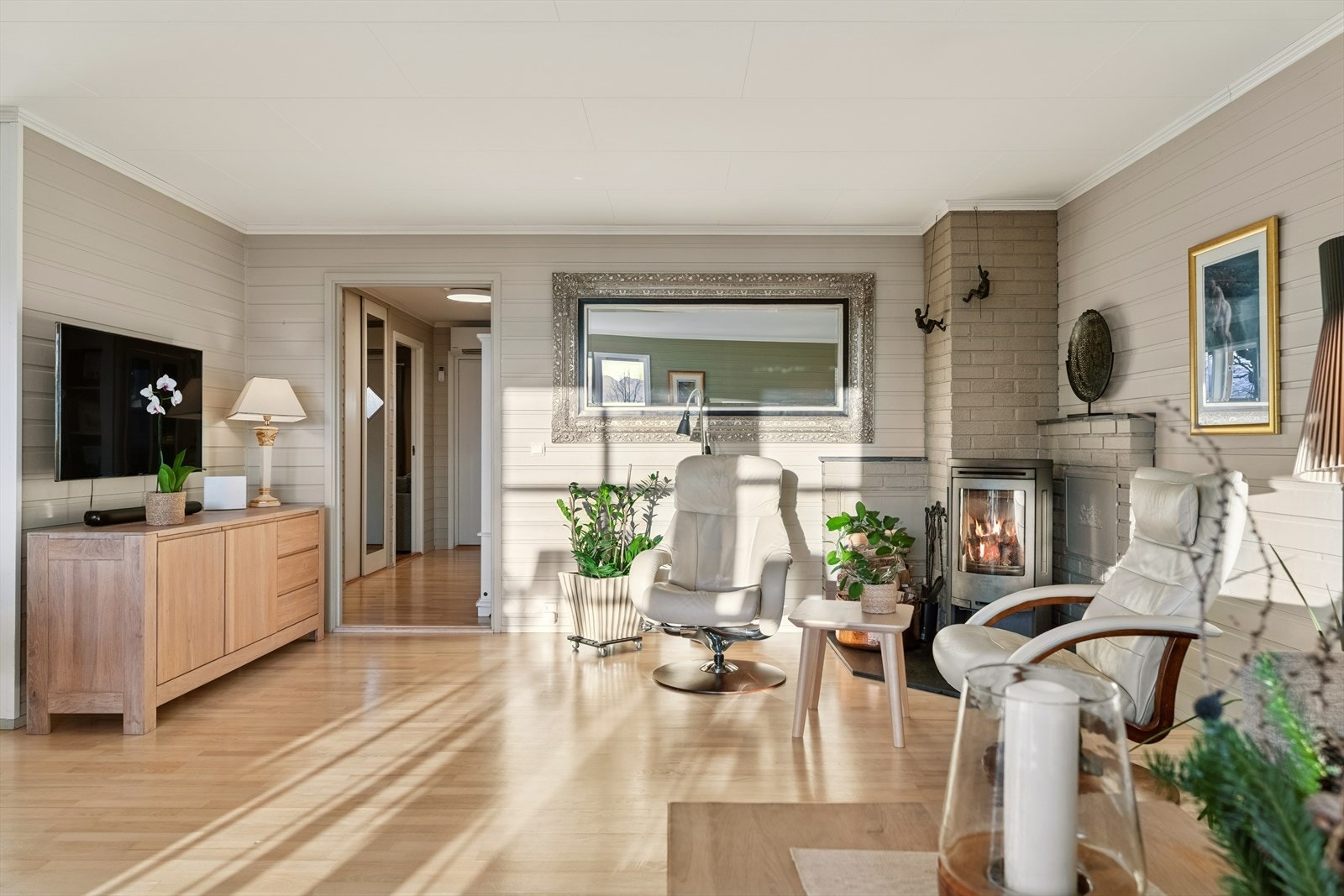 Nyere rentbrennende vedovn, installert i 2024, gir ikke bare jevn og behagelig varme, men skaper også en lun og koselig atmosfære i rommet. Perfekt for kalde vinterdager og hyggelige kvelder foran peisen. Galleribilde