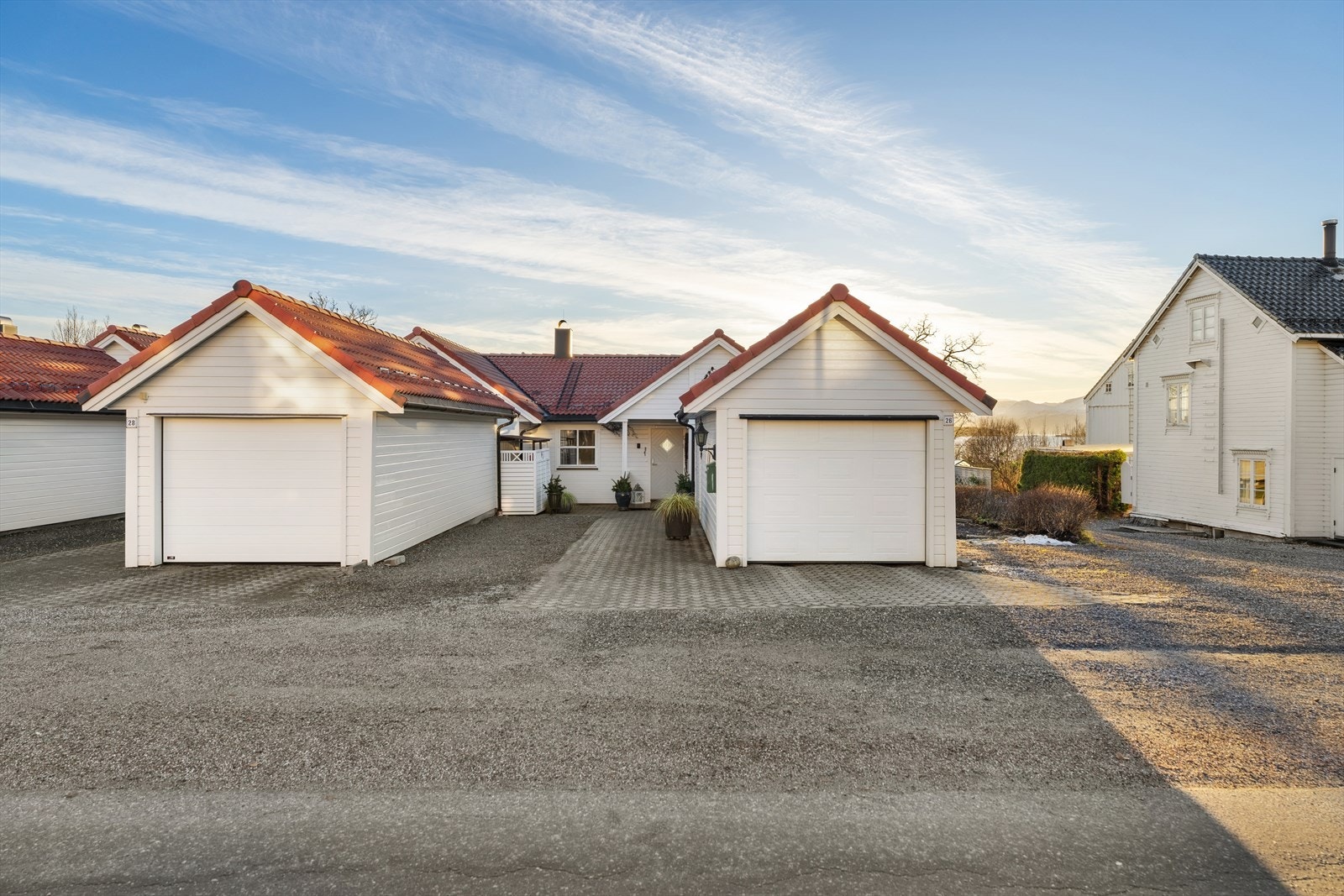 Oppstillingsplass til bil er tilgjengelig foran garasjen, som har innlagt strøm og belysning. Galleribilde