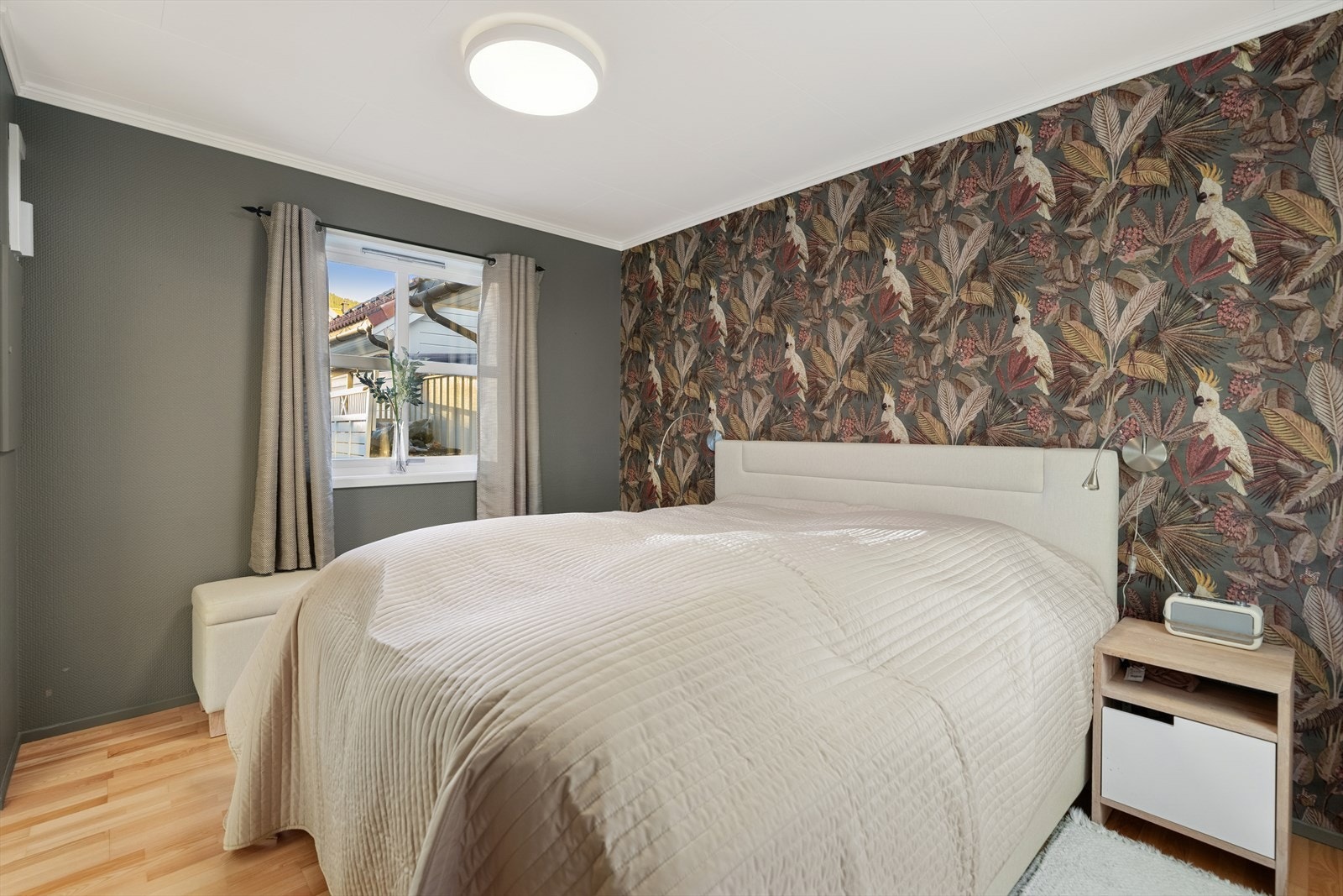 Leiligheten har to soverom av god størrelse, som gir fleksible innredningsmuligheter. Hovedsoverommet har plass til dobbeltseng og garderobe, noe som gir en praktisk og funksjonell løsning for oppbevaring og komfort. Galleribilde