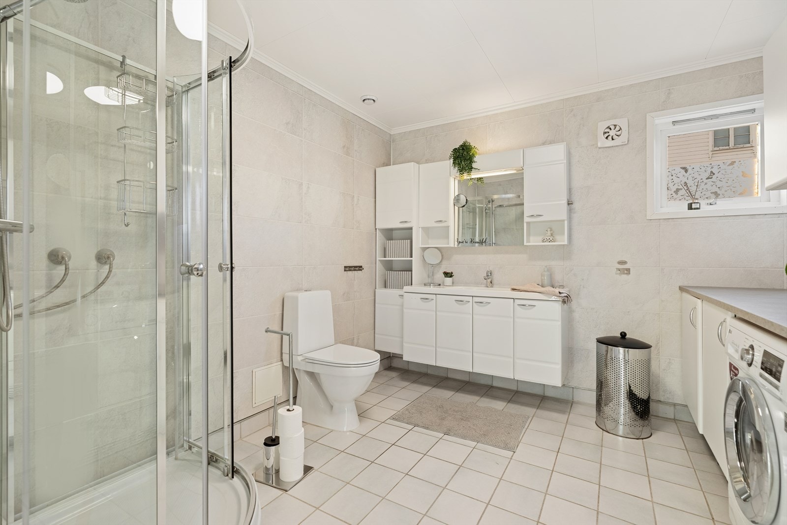 Badet, som ble pussett opp i 2020, har flislagt gulv med gulvvarme, baderomsplater på veggene og folierte trefiberplater i himlingen. Galleribilde