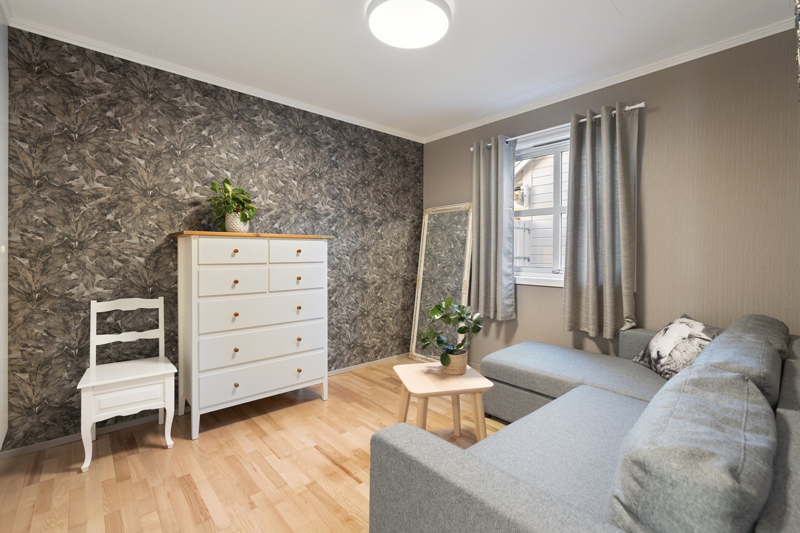 Soverom nummer to er også romslig og praktisk innredet med garderobeskap. Her er det god plass til seng med tilbehør, slik at rommet enkelt kan tilpasses både som barnerom, gjesterom eller hjemmekontor etter behov. Galleribilde