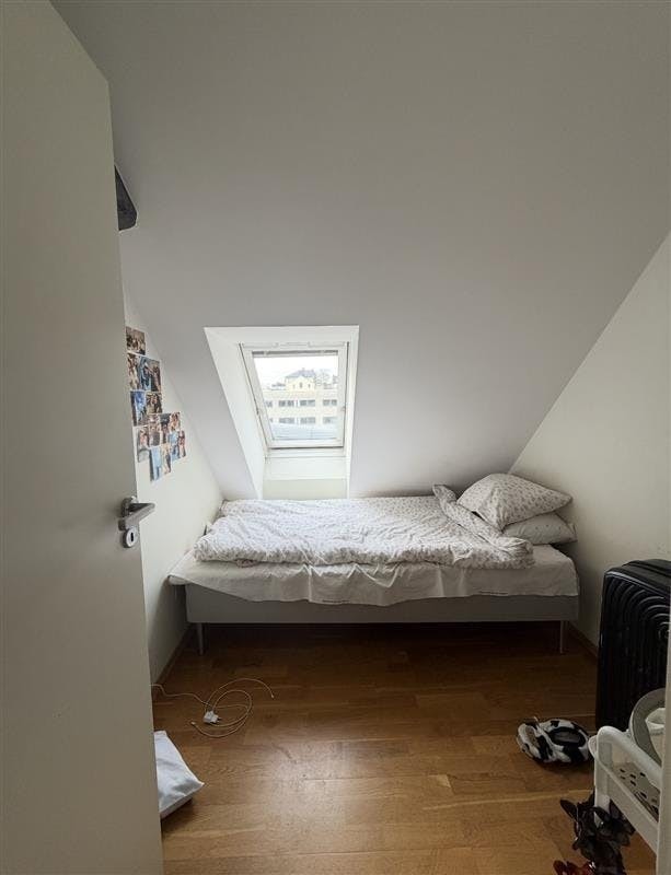 Romslig og lyst soverom 2 Galleribilde