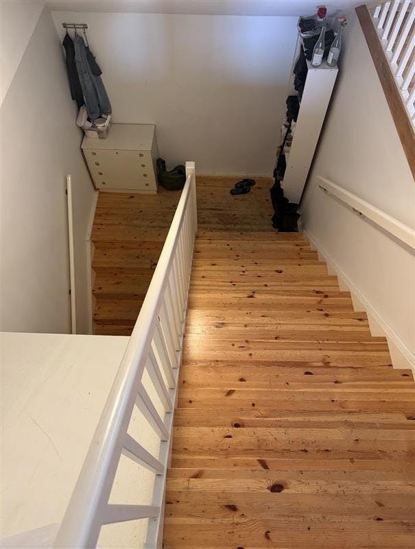 Romslig gang opp til stue, bad og soverom Galleribilde