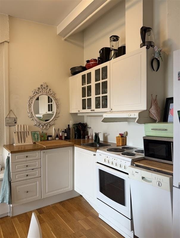 Kjøkken med oppvaskmaskin, komfyr og kjøleskap. Galleribilde