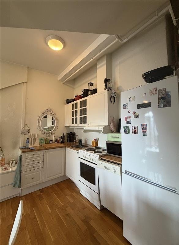 Kjøkken med oppvaskmaskin, komfyr og kjøleskap. Galleribilde