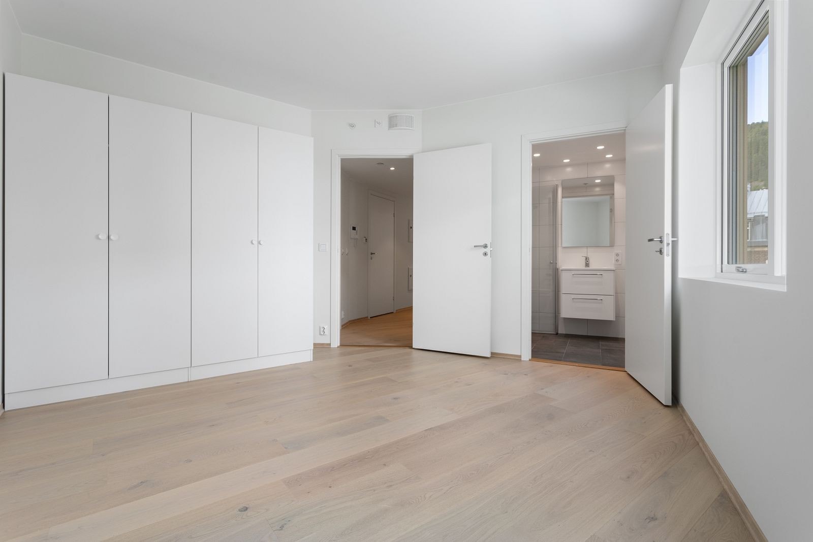 Ett av soverommene har tilgang til eget bad. Galleribilde