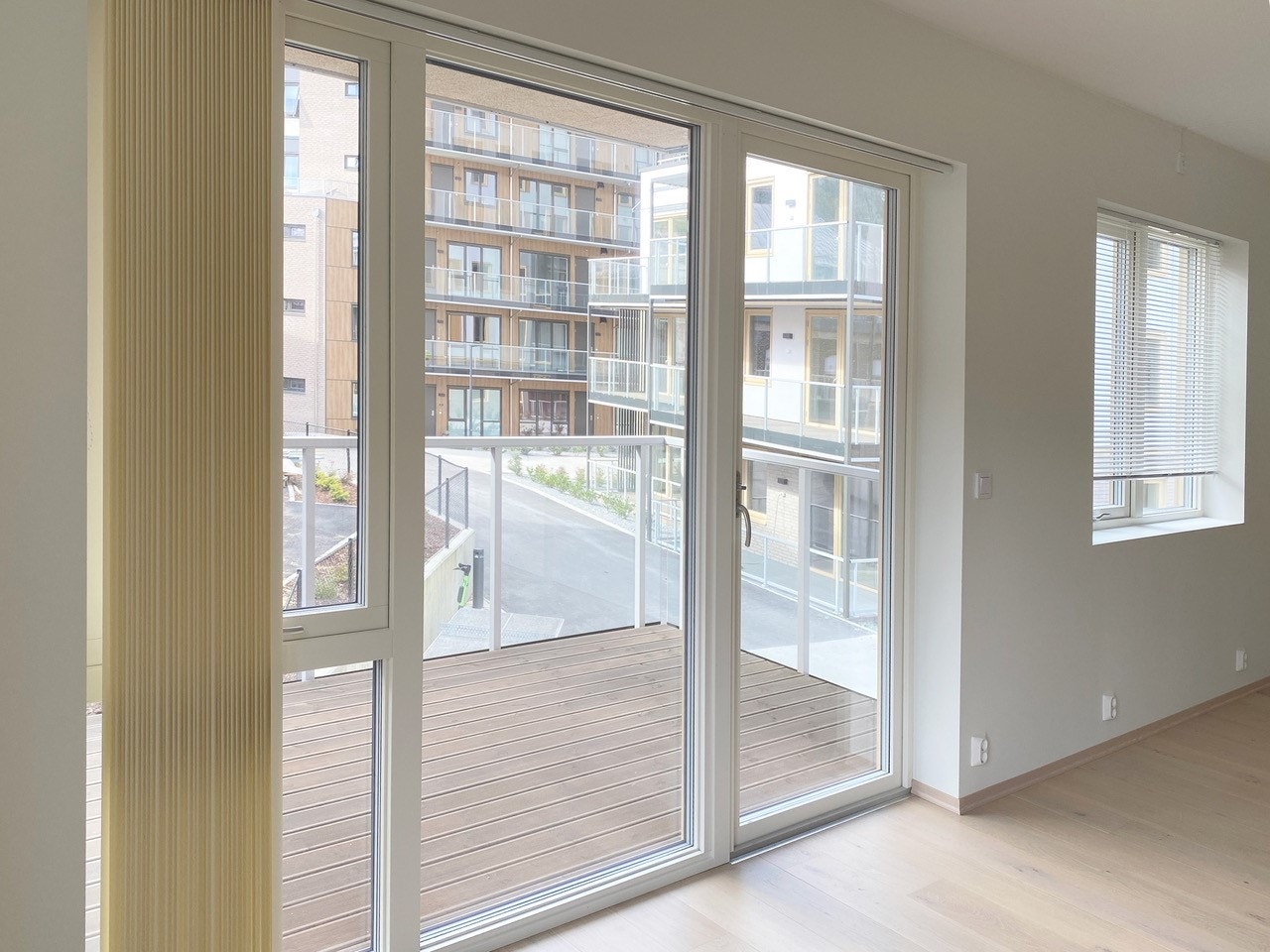 Utgang til balkong fra stuen. Galleribilde