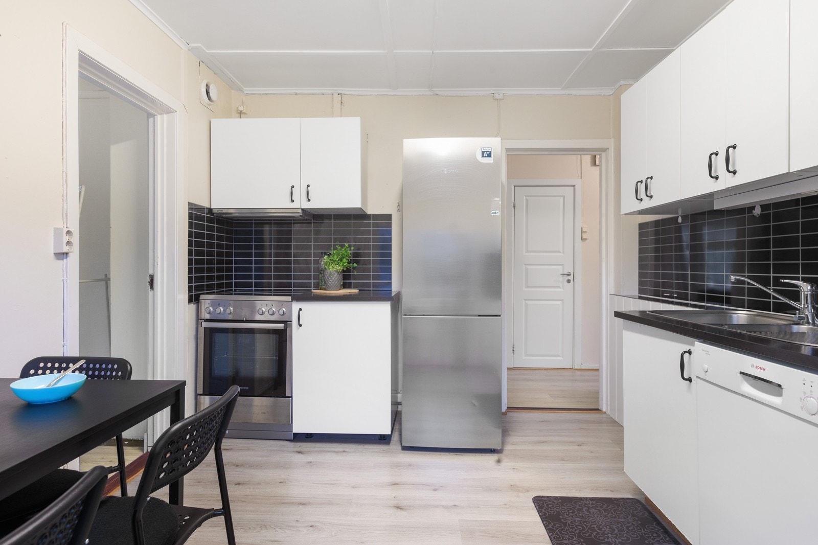 Kjøkken, døren til venstre er nå byttet ut med vegg Galleribilde