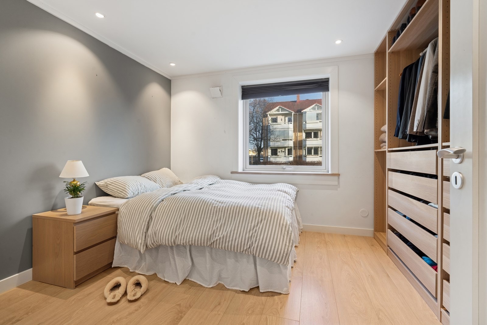 Soverommet er av god størrelse med plass til en stor dobbeltseng og nattbord. Galleribilde