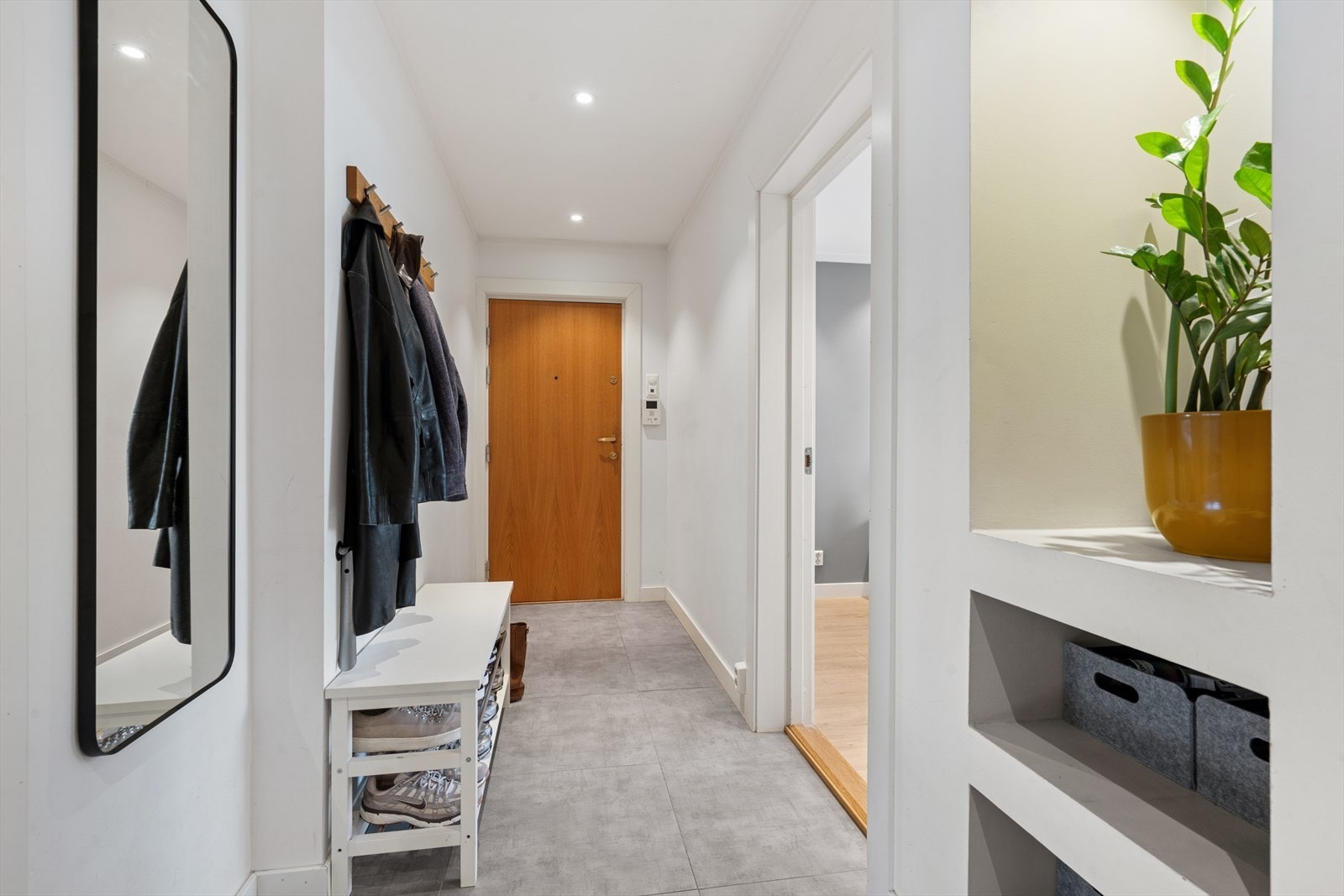 Gangen er innbydende og har plass til skohylle og jakkeoppheng. Galleribilde