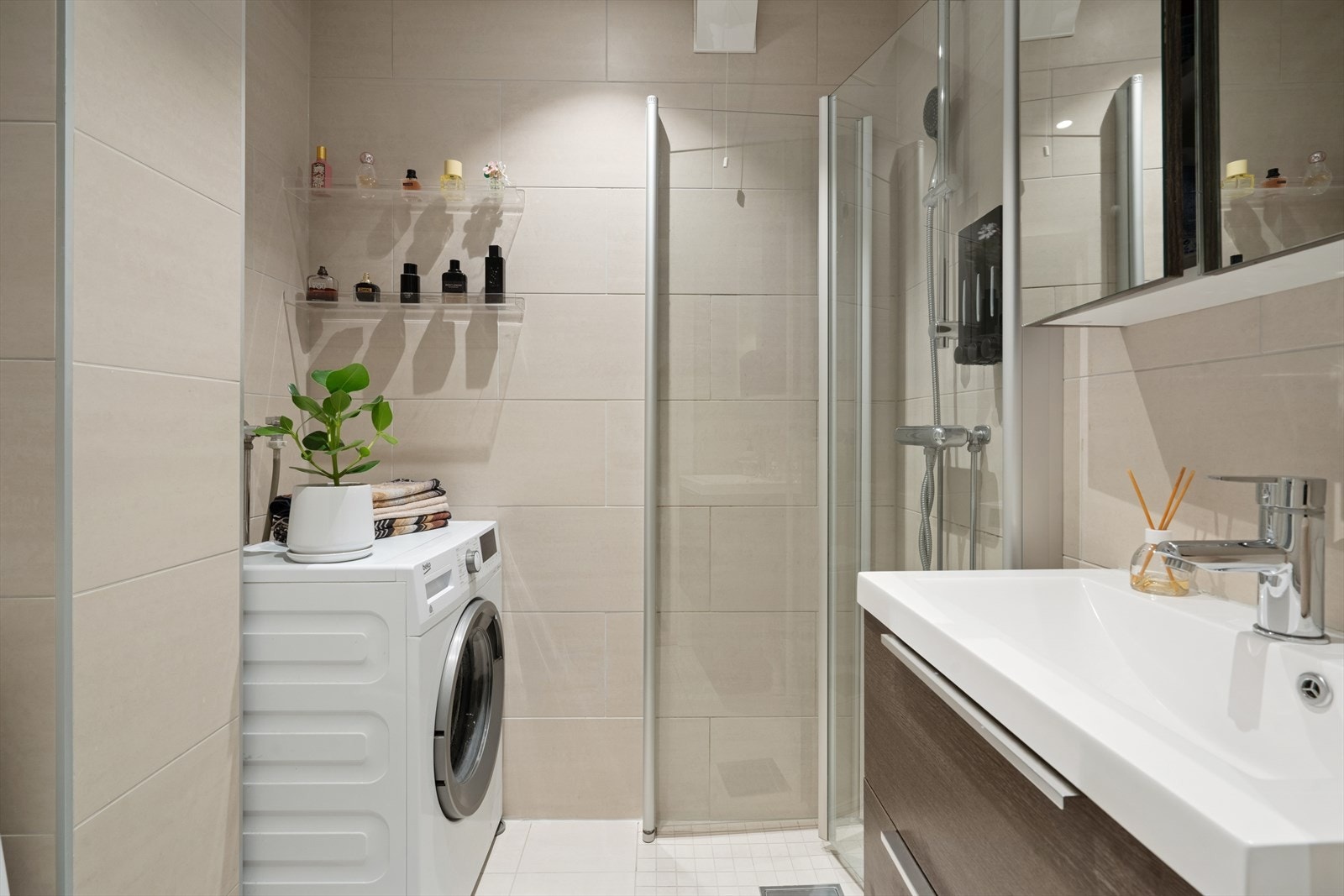 Badet er utstyrt med varmekabler og opplegg for vaskemaskin. Galleribilde